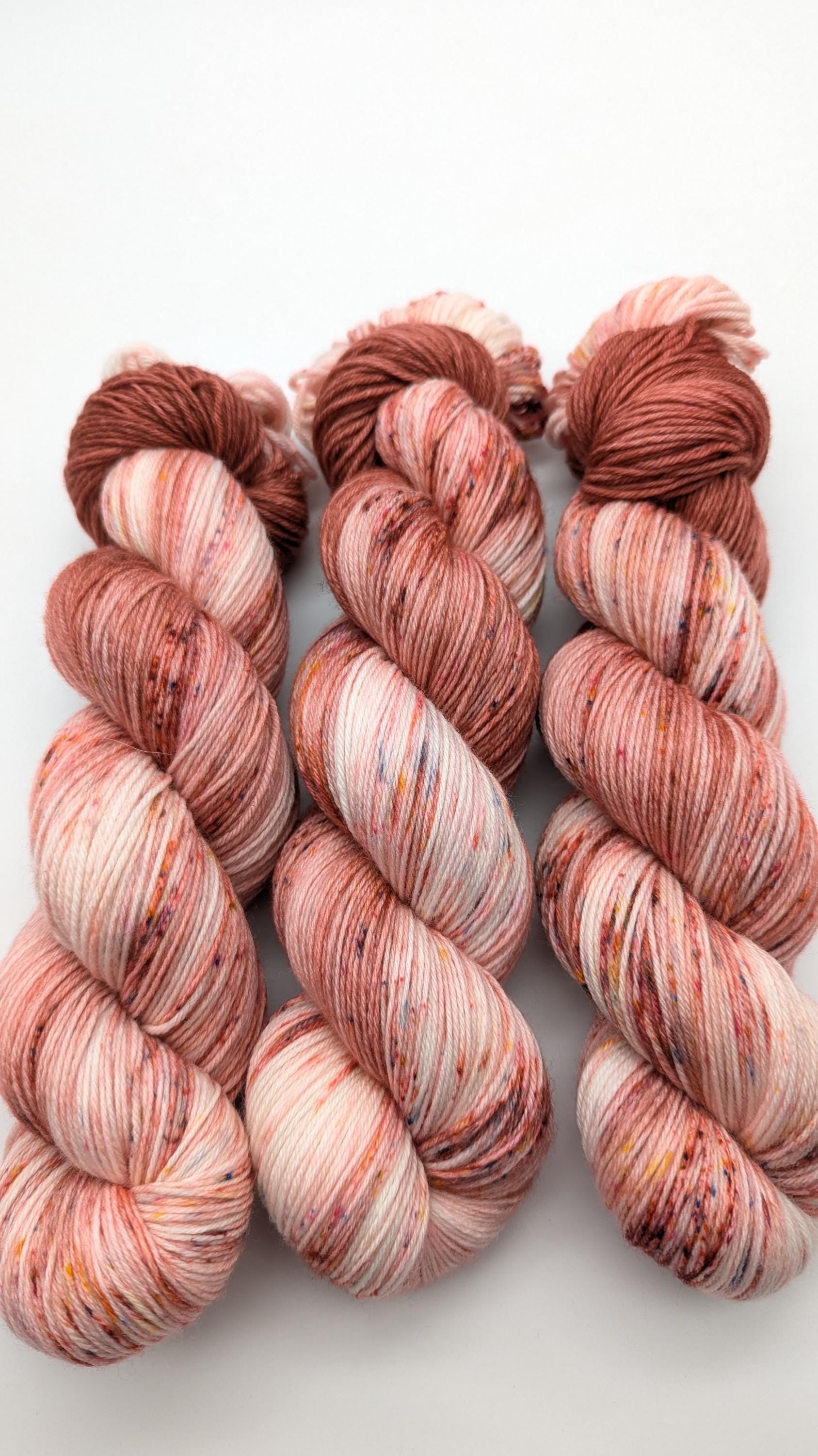 Handgefärbte Sockenwolle 4 fach High Twist 100g/400m Merino extrafine "Rosenholz" Speckels rotbraun