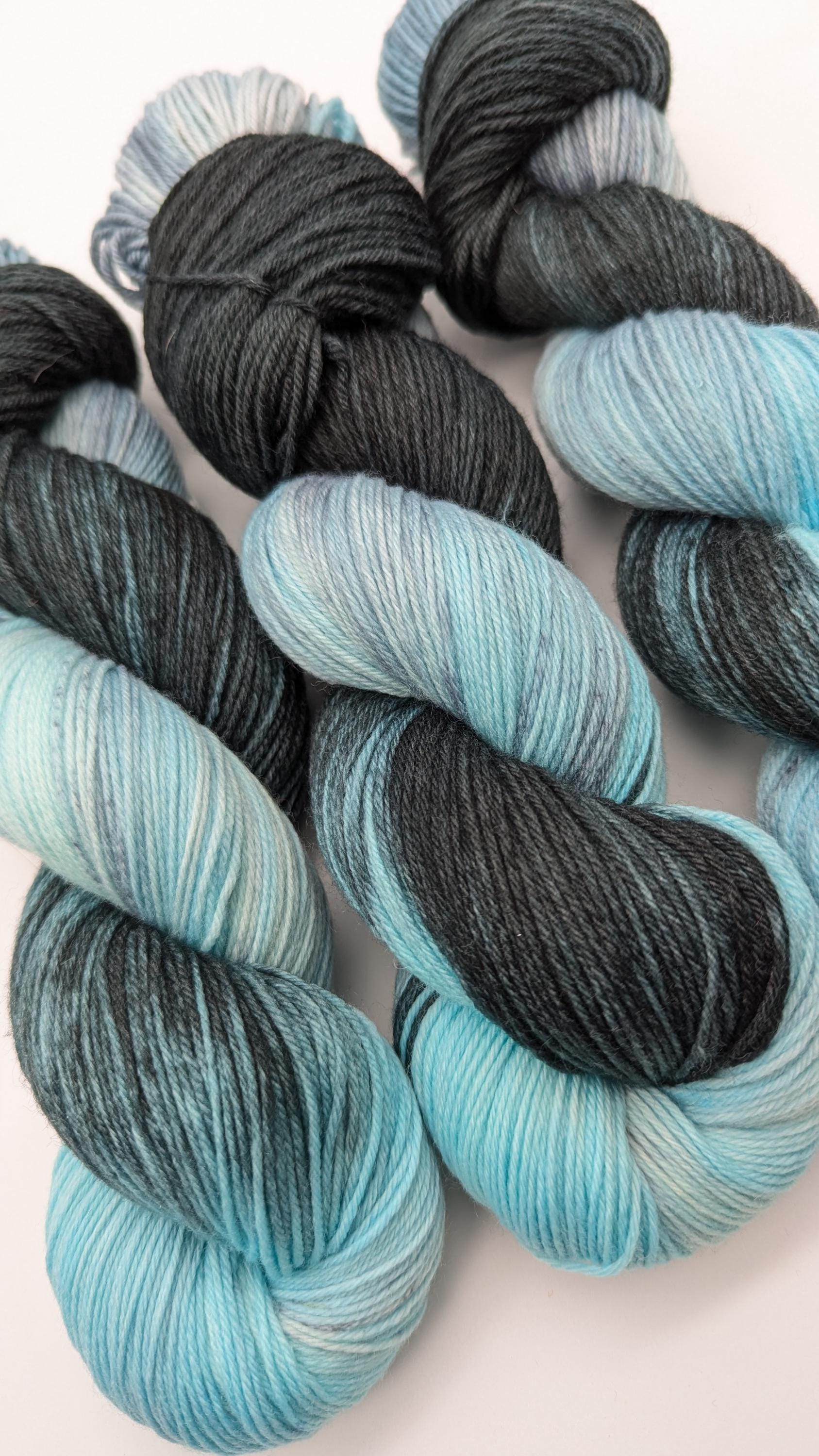 Handgefärbte Sockenwolle 4 fach High Twist 100g/400m LL Merino extrafine - "Meerestiefen" türkis blau