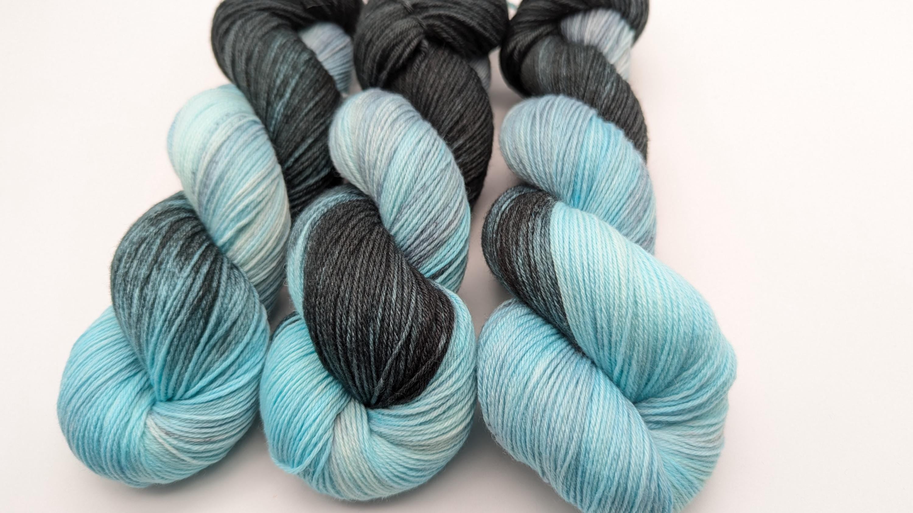 Handgefärbte Sockenwolle 4 fach High Twist 100g/400m LL Merino extrafine - "Meerestiefen" türkis blau