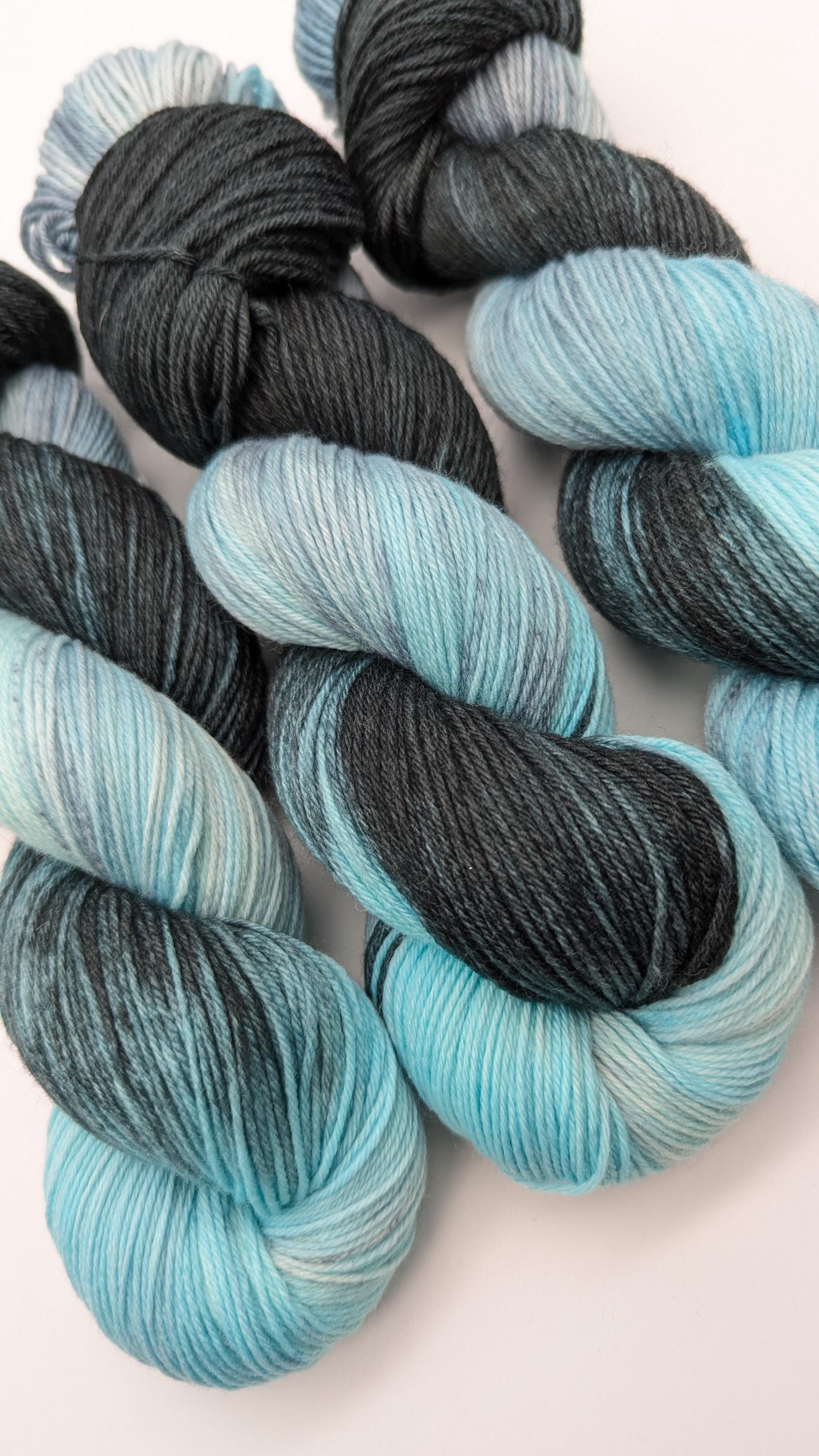 Handgefärbte Sockenwolle 4 fach High Twist 100g/400m LL Merino extrafine - "Meerestiefen" türkis blau