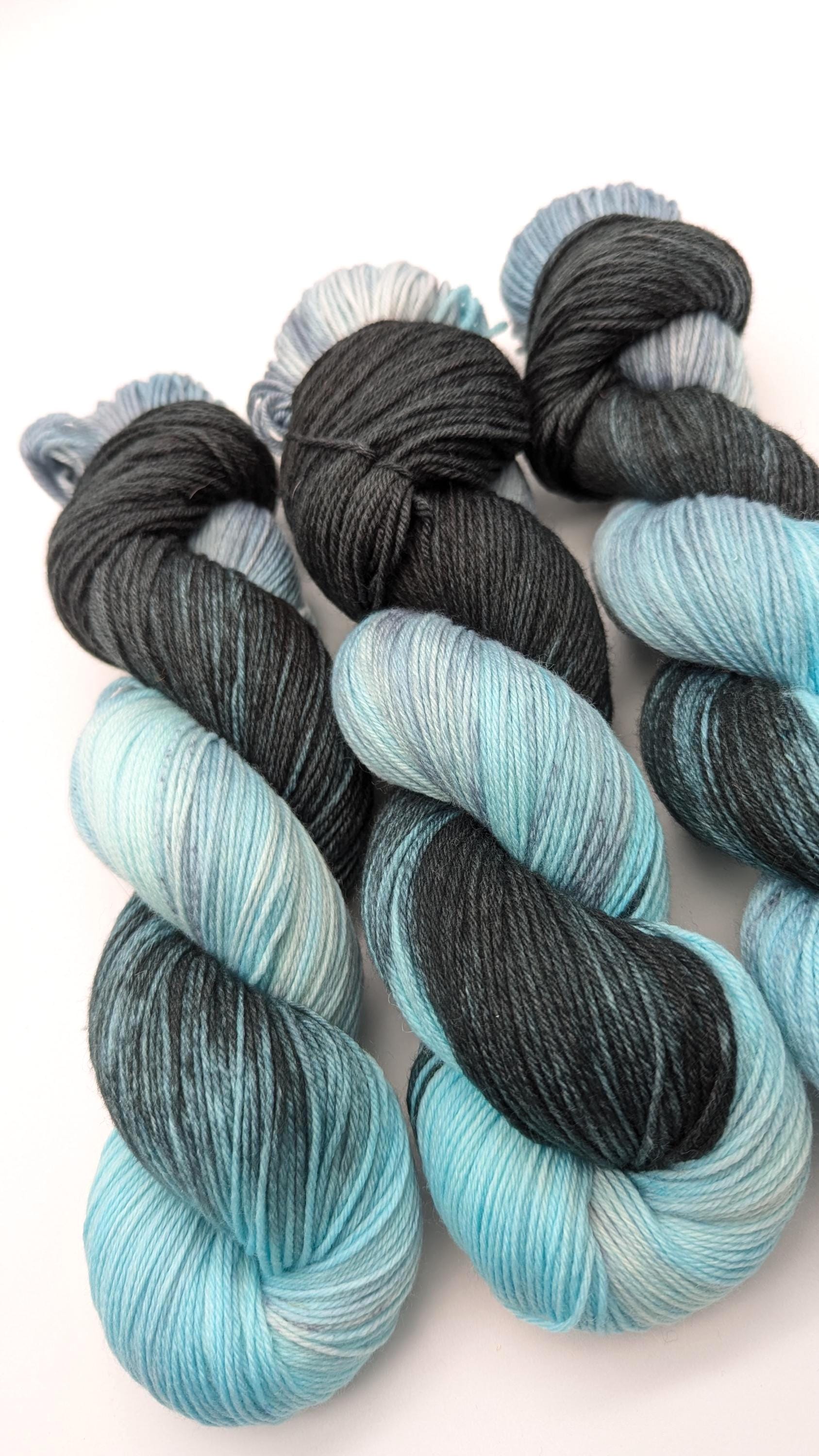 Handgefärbte Sockenwolle 4 fach High Twist 100g/400m LL Merino extrafine - "Meerestiefen" türkis blau