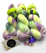 Handgefärbte Sockenwolle 4 fach High Twist 100g/400m LL Merino extrafine - "Halloween" 1 lila gelb mulesingfrei