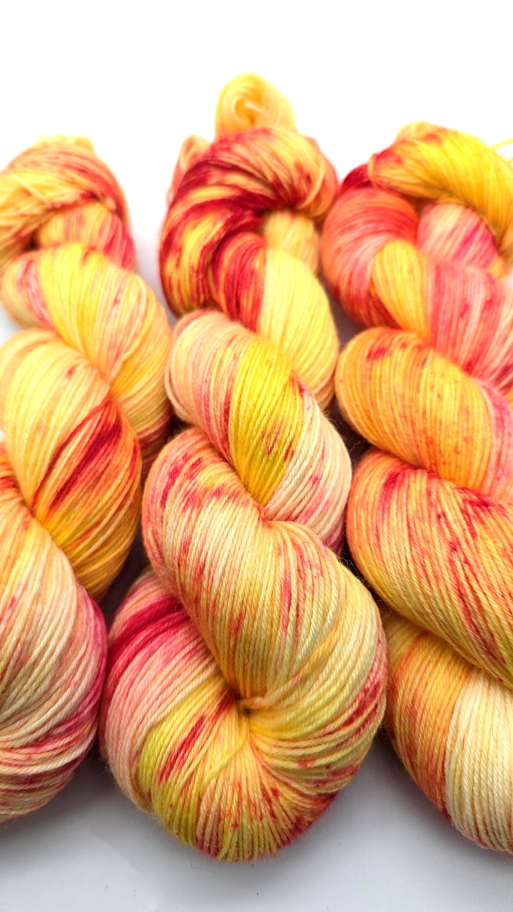 Handgefärbte Sockenwolle 4- fach 100g/420m "Candy Sweets" pink gelb Speckel mulesingfrei handdyed