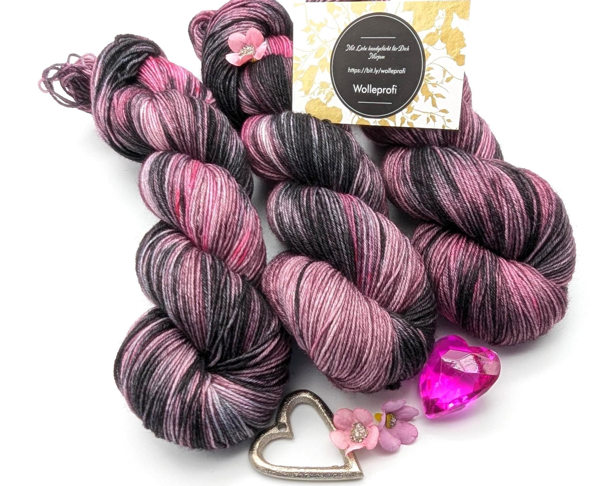Handgefärbte Sockenwolle 4-fach 100g/420m LL Merino extrafine  "Dark Roses" lila schwarz mulesingfrei