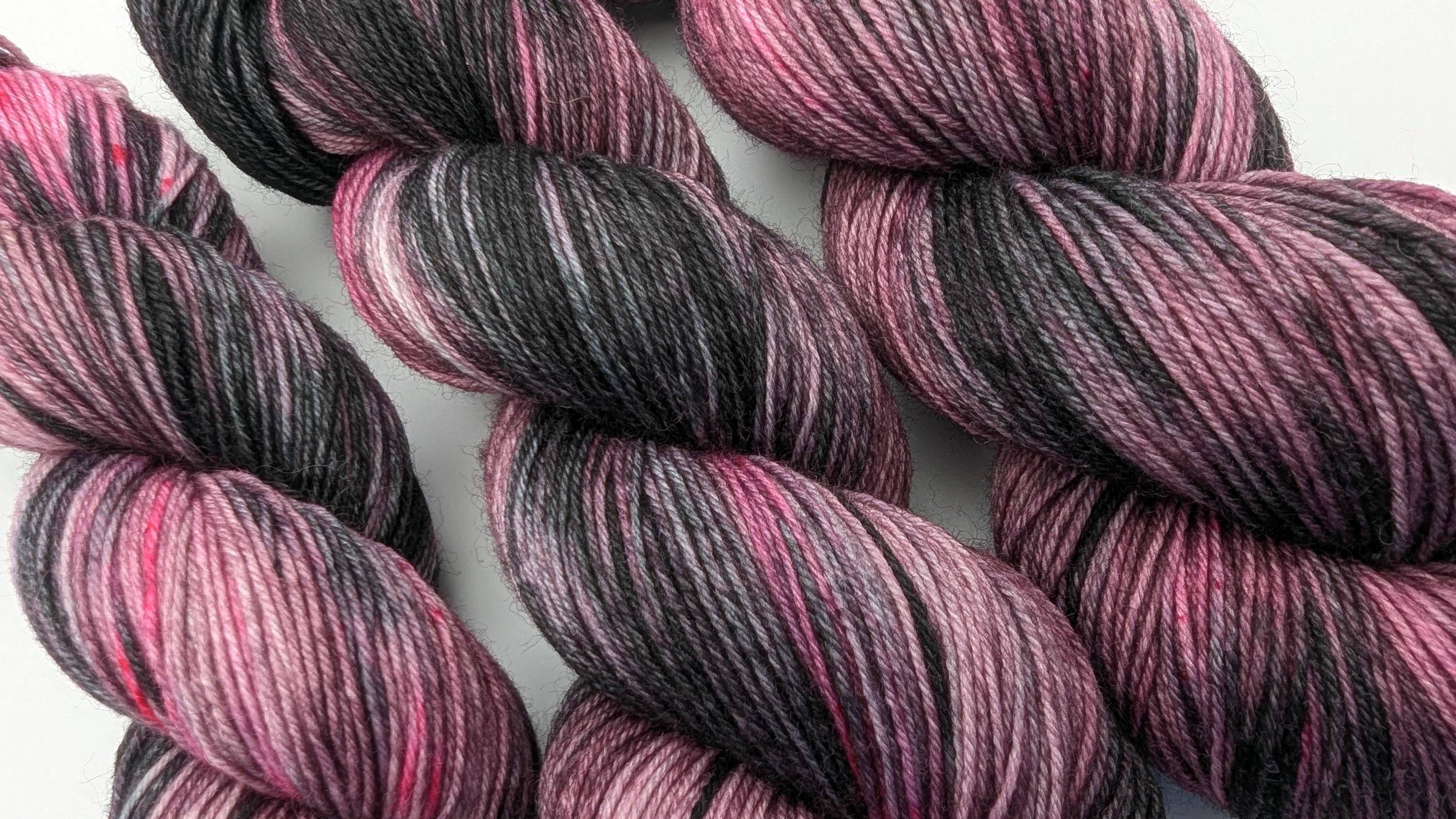 Handgefärbte Sockenwolle 4-fach 100g/420m LL Merino extrafine  "Dark Roses" lila schwarz mulesingfrei