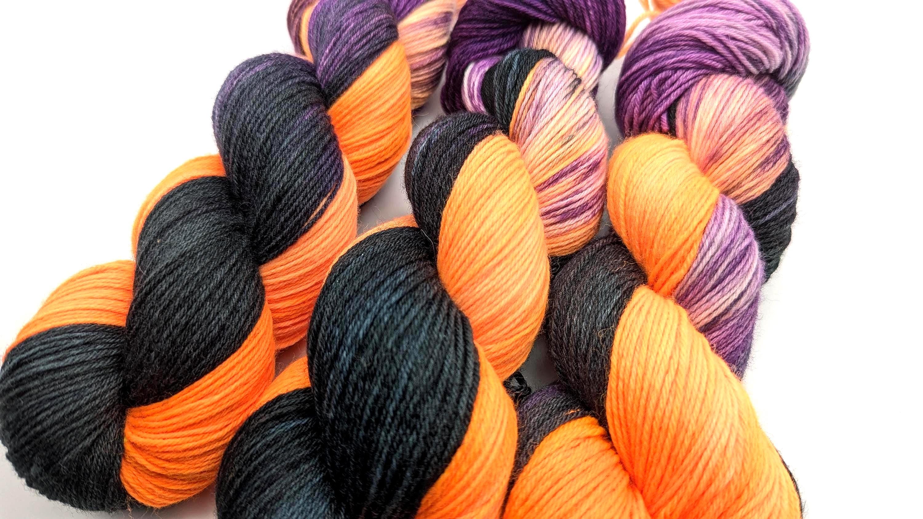 Handgefärbte Sockenwolle 4 fach High Twist 100g/400m Merino extrafine - "Halloween Night" Orange neon