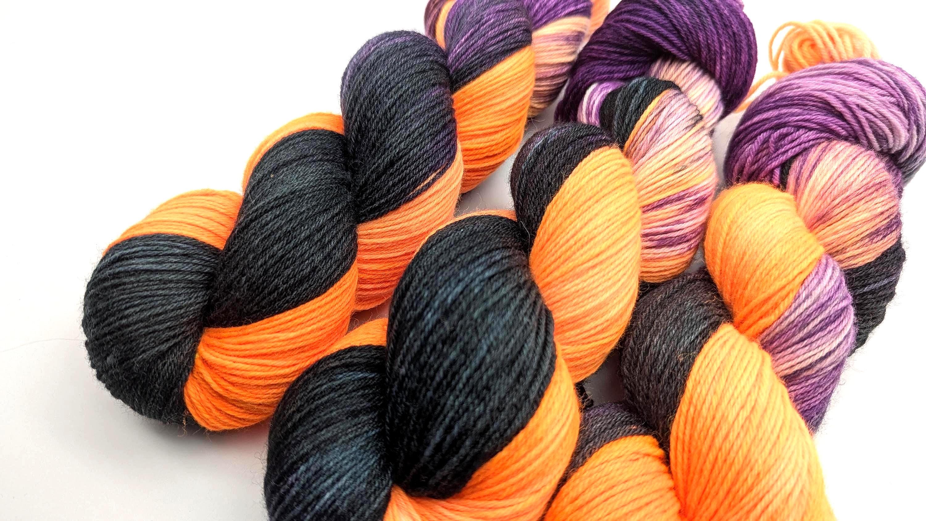 Handgefärbte Sockenwolle 4 fach High Twist 100g/400m Merino extrafine - "Halloween Night" Orange neon
