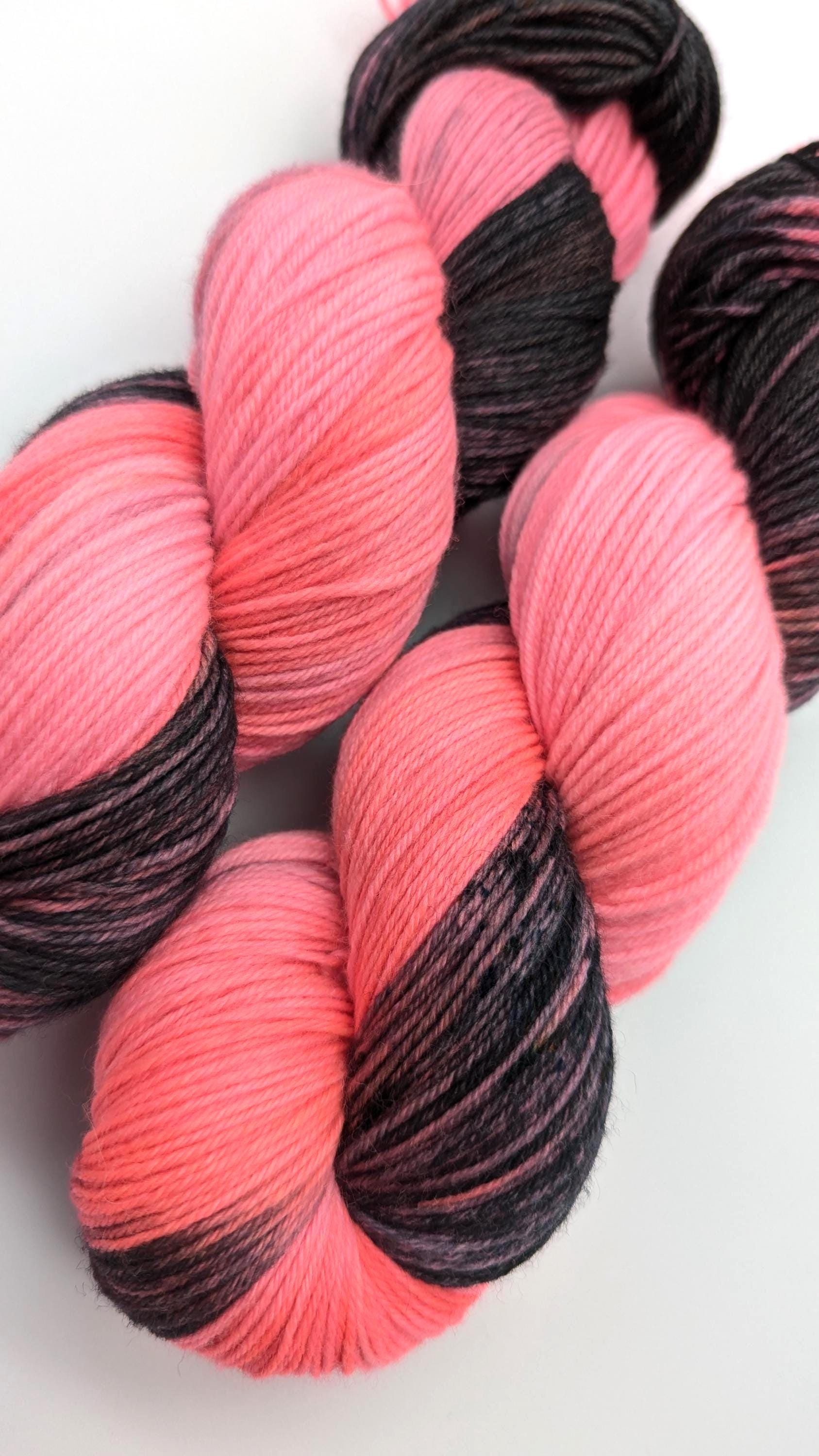 Handgefärbte Sockenwolle 4 fach High Twist 100g/400m Merino extrafine "Forever Pink" pink schwarz