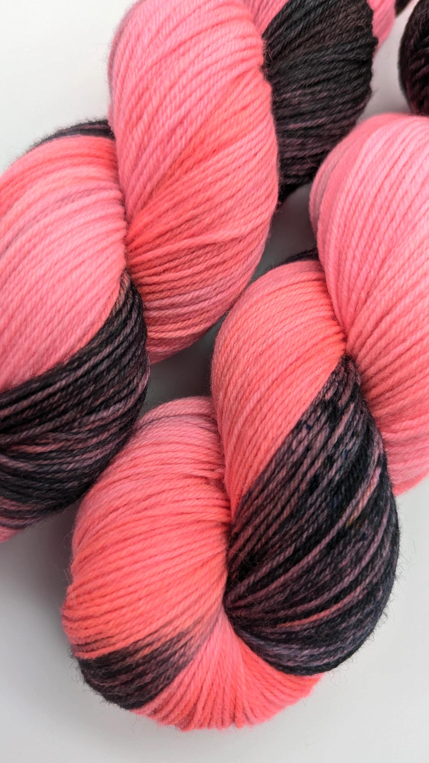 Handgefärbte Sockenwolle 4 fach High Twist 100g/400m Merino extrafine "Forever Pink" pink schwarz