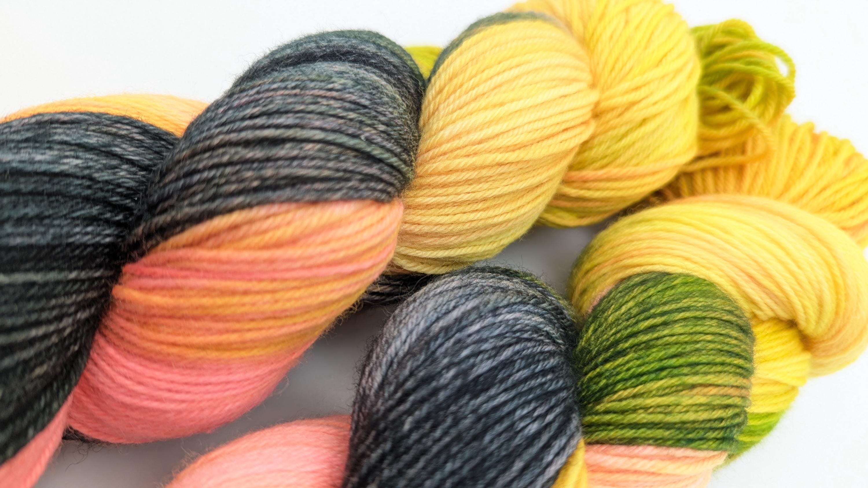 Handgefärbte Sockenwolle 4 fach High Twist 100g/400m Merino extrafine "Süßes oder Saures" pink schwarz gelb