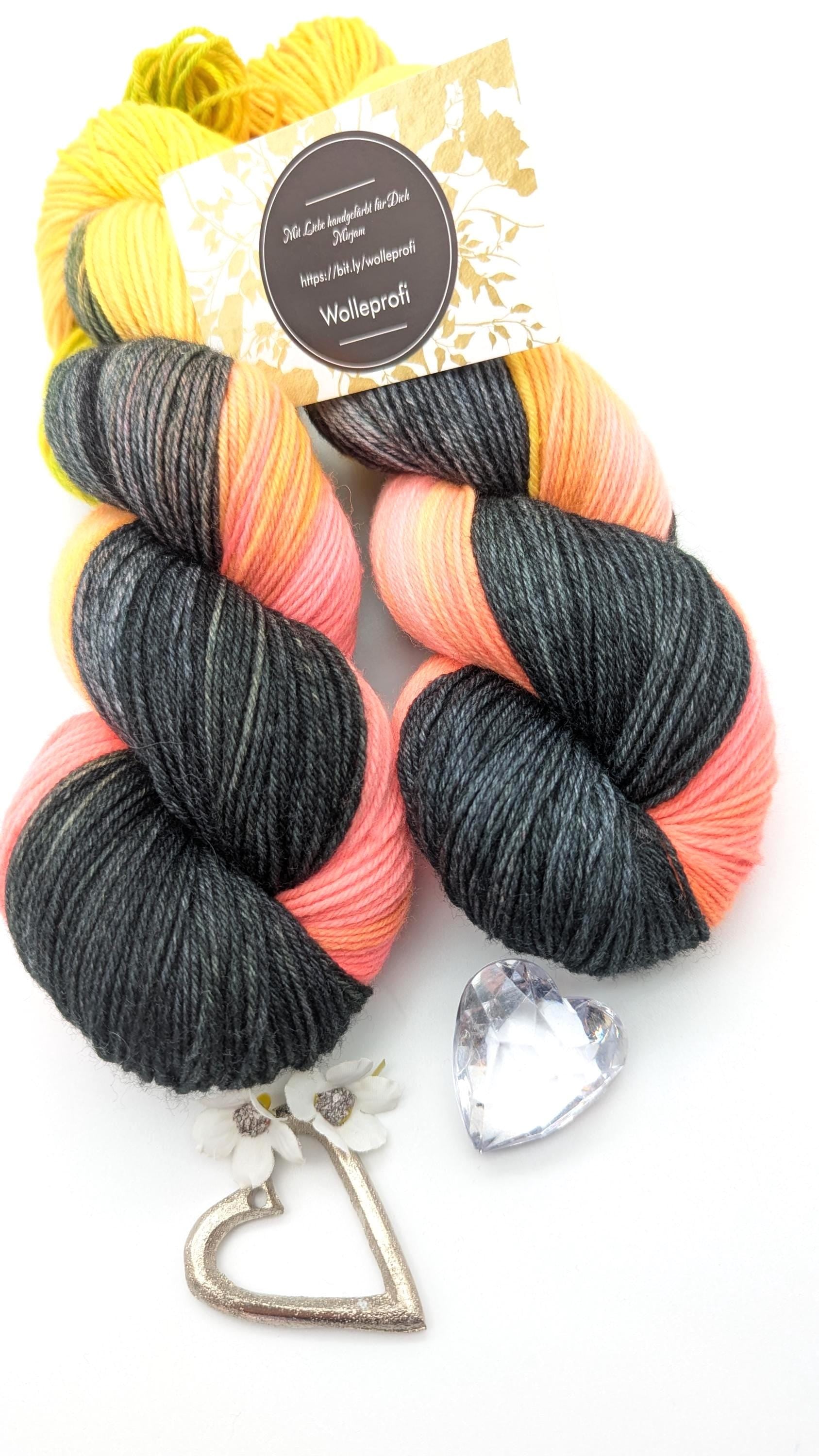 Handgefärbte Sockenwolle 4 fach High Twist 100g/400m Merino extrafine "Süßes oder Saures" pink schwarz gelb