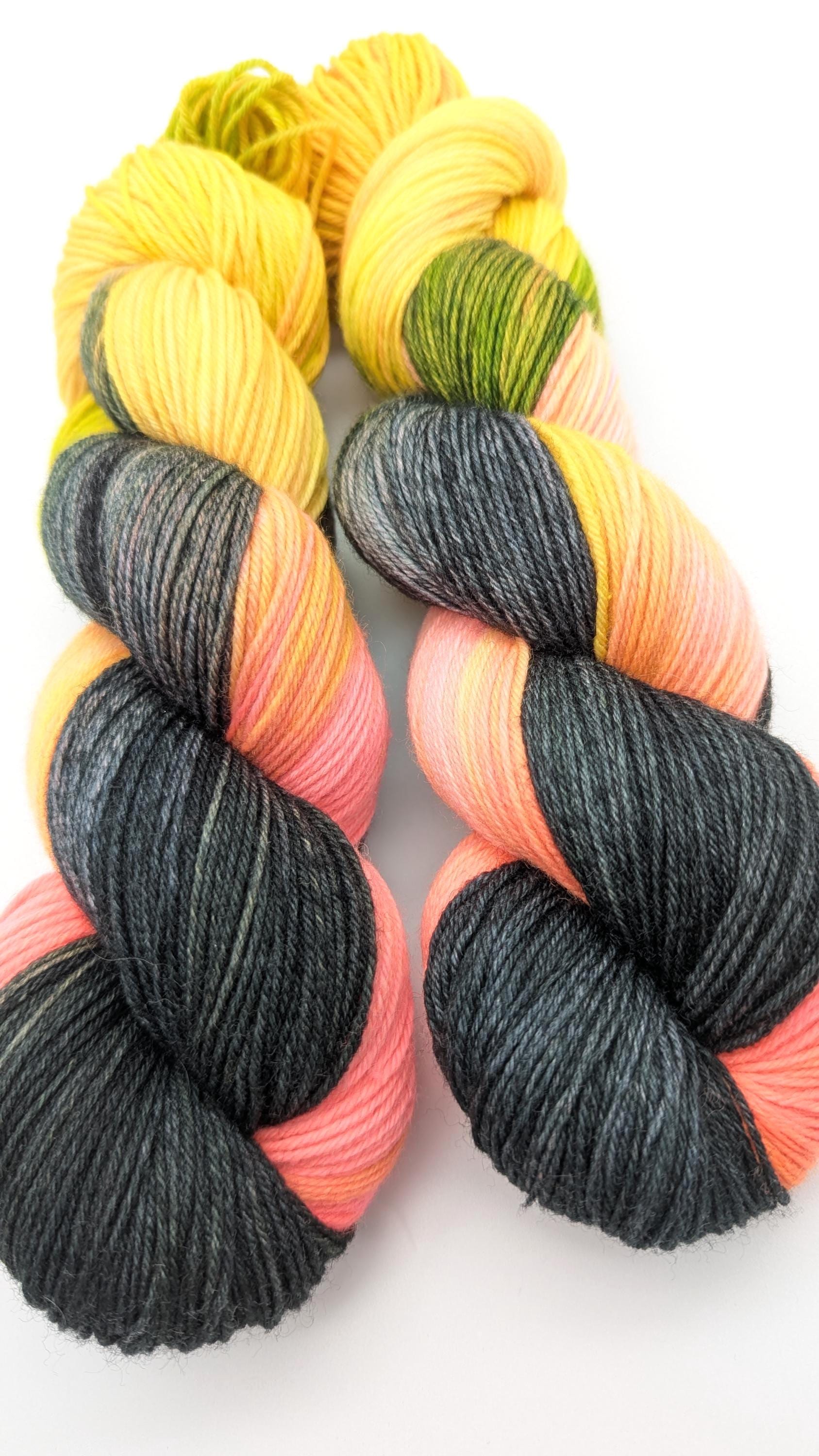 Handgefärbte Sockenwolle 4 fach High Twist 100g/400m Merino extrafine "Süßes oder Saures" pink schwarz gelb