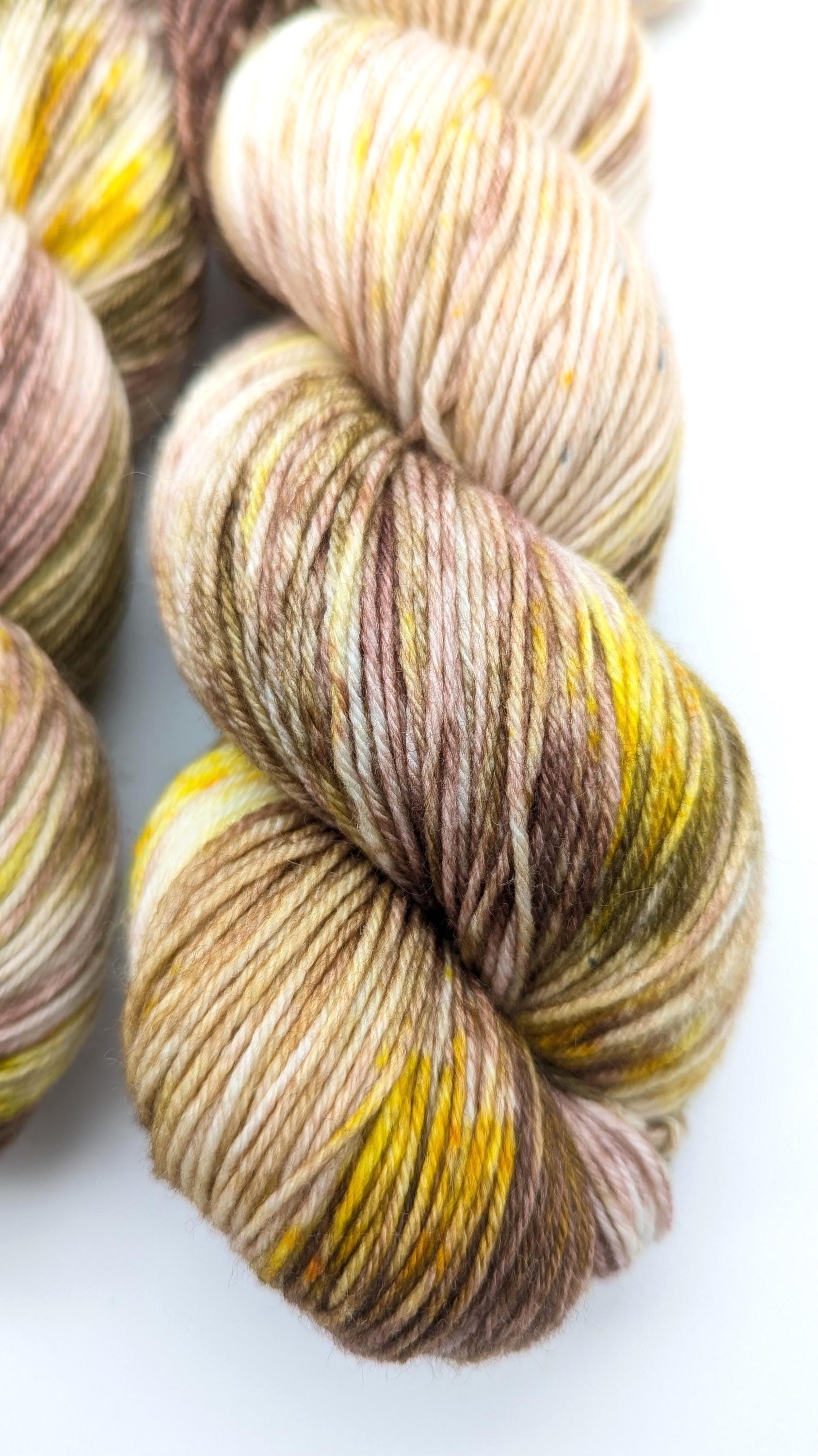 Handgefärbte Sockenwolle 4 fach High Twist 100g/400m Merino extrafine - "Wüstenkakteen" rotbraun natur