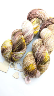 Handgefärbte Sockenwolle 4 fach High Twist 100g/400m Merino extrafine - "Wüstenkakteen" rotbraun natur