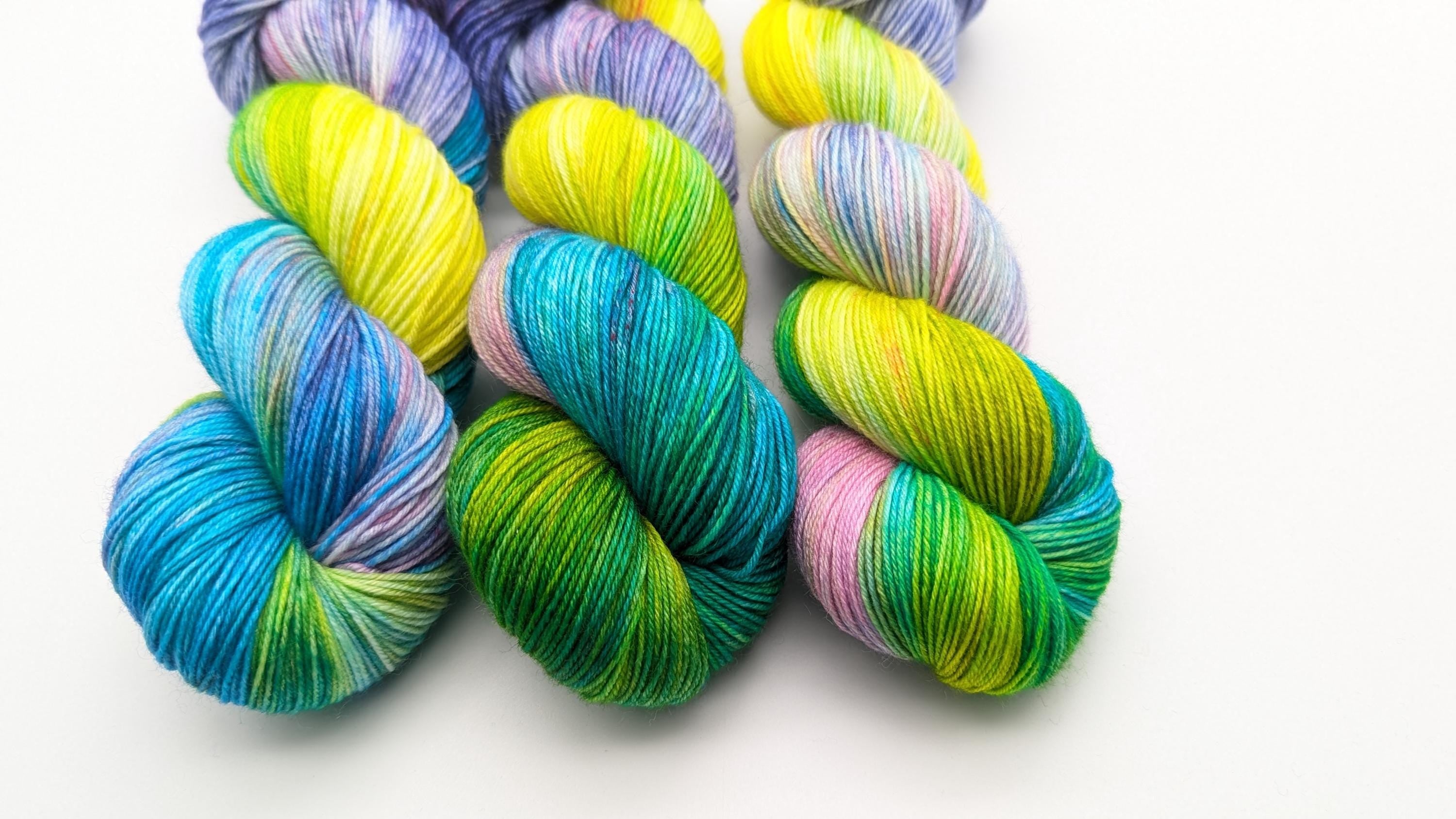 Handgefärbte Sockenwolle 4 fach High Twist 100g/400m Merino extrafine  "Happy Colours" gelb türkis