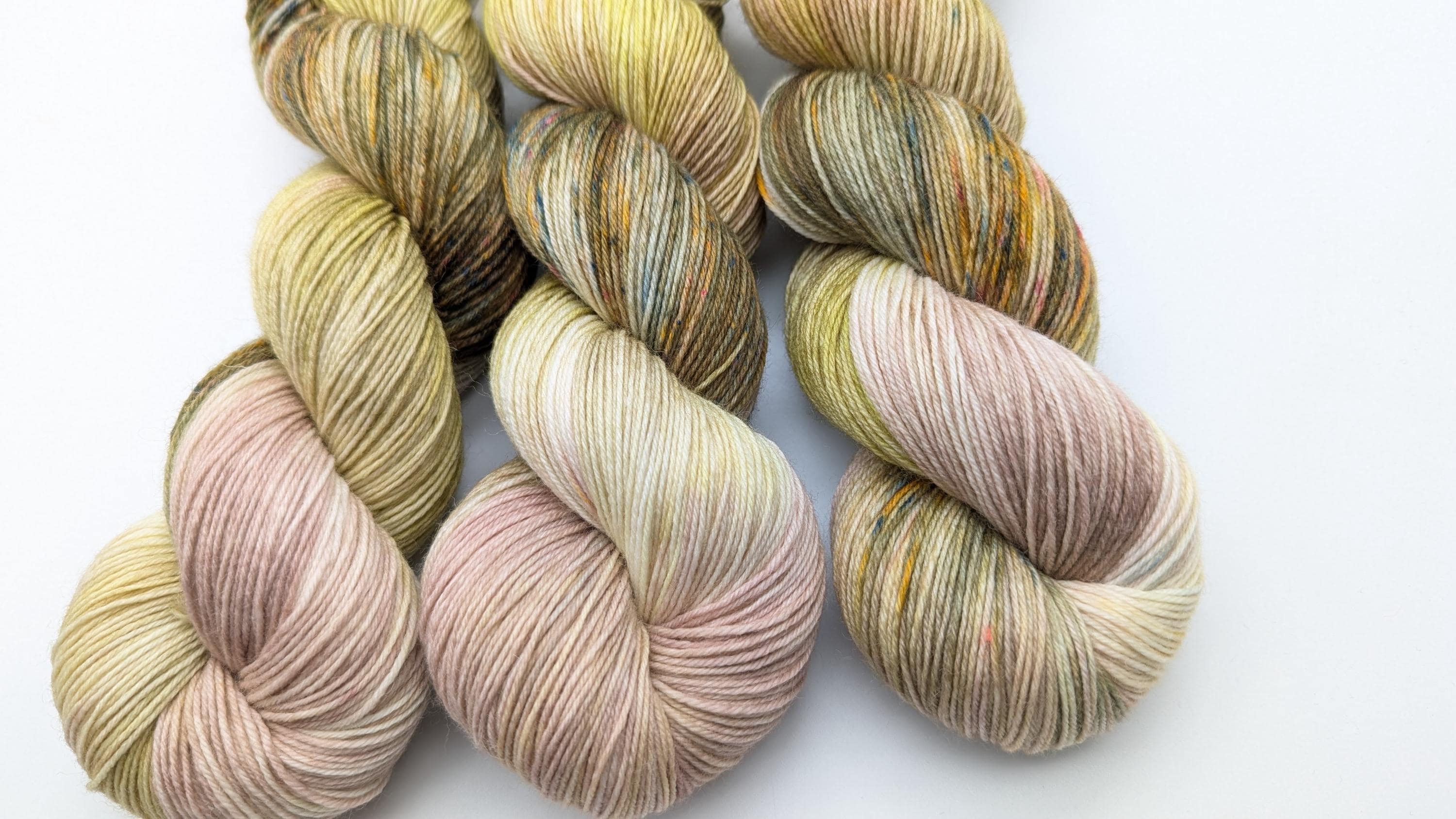 Handgefärbte Sockenwolle 4 fach SockYarn 100g/420m LL Merino extrafine  "Toskana" natur rose oliv