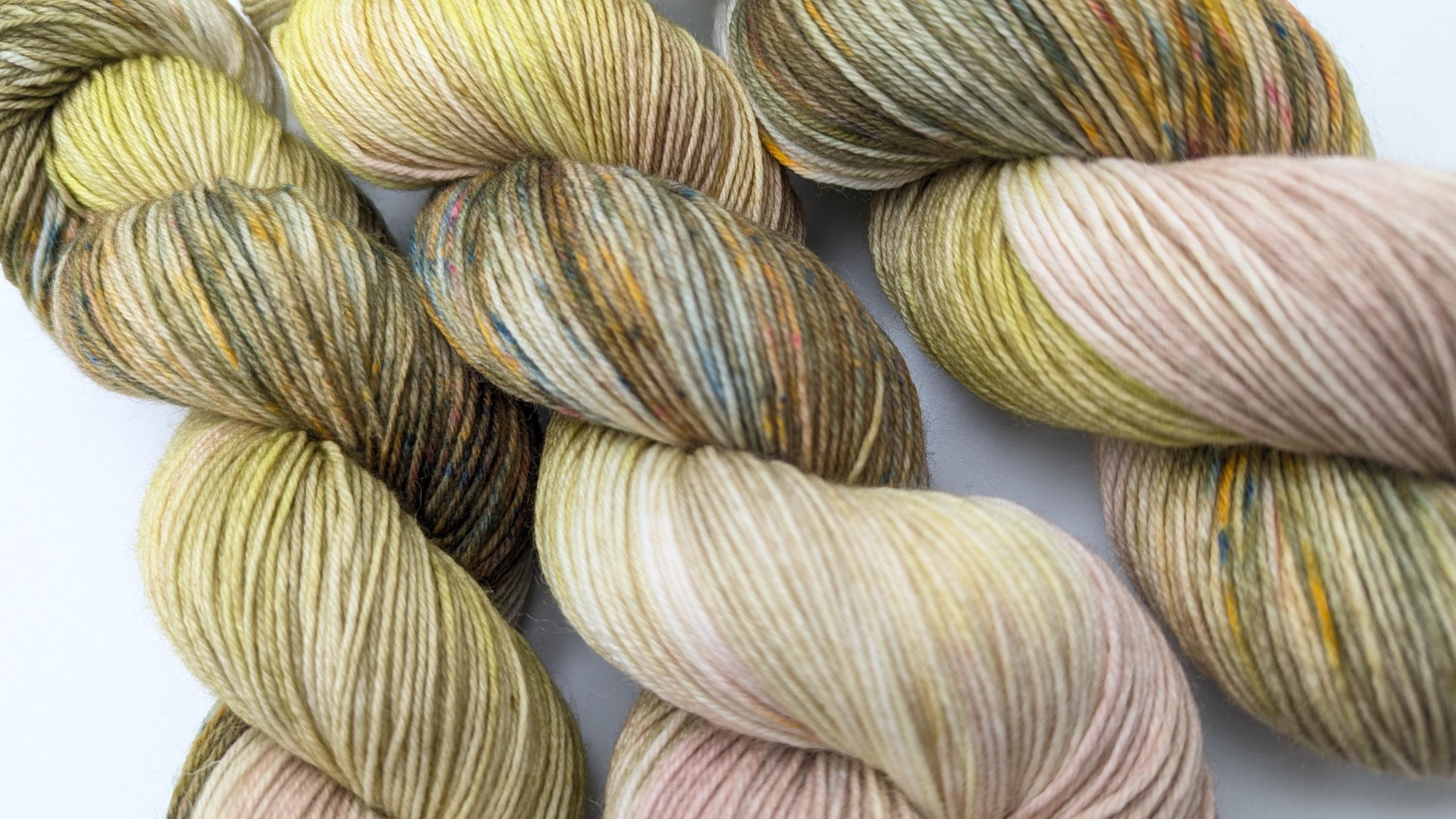 Handgefärbte Sockenwolle 4 fach SockYarn 100g/420m LL Merino extrafine  "Toskana" natur rose oliv