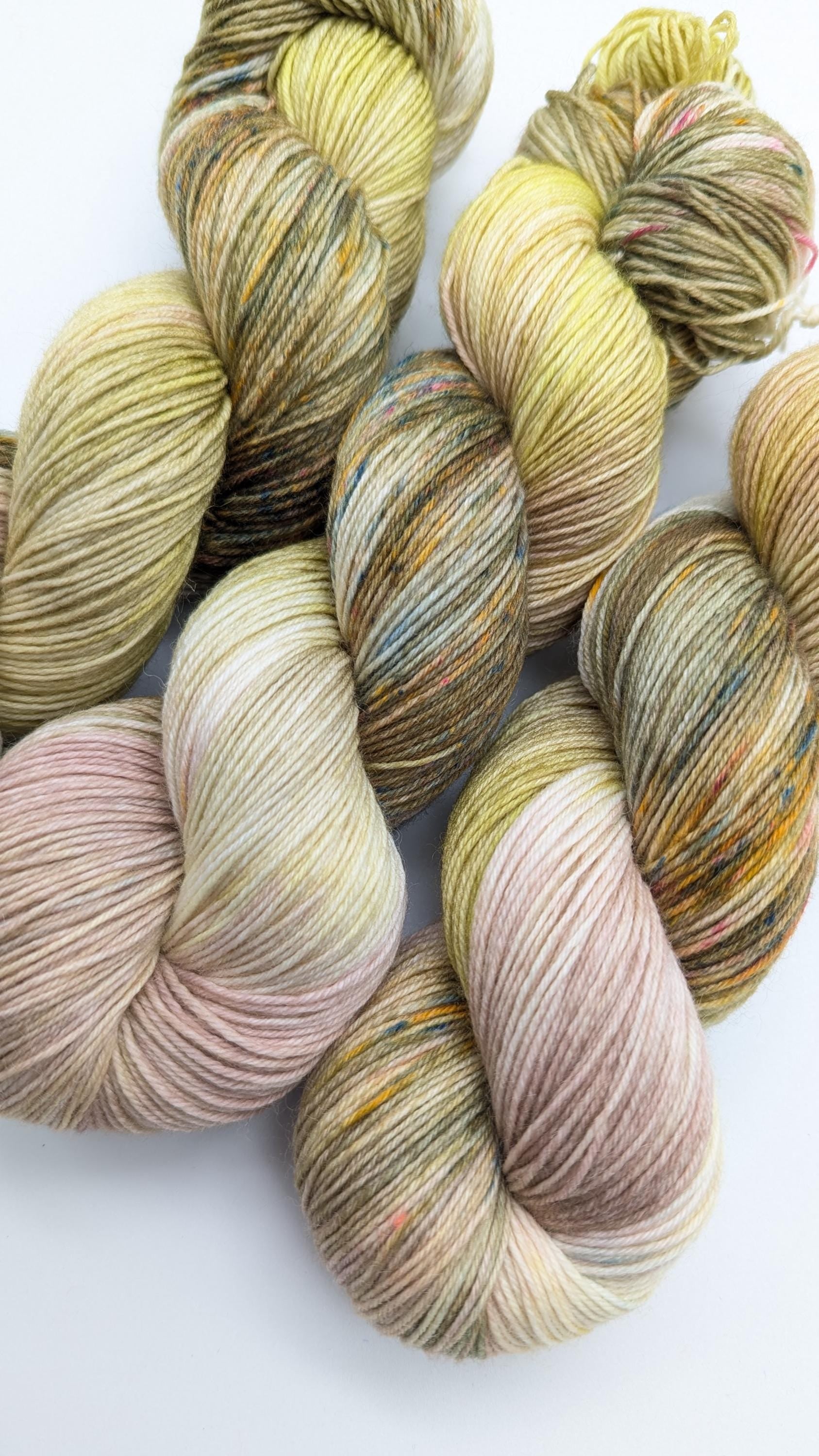 Handgefärbte Sockenwolle 4 fach SockYarn 100g/420m LL Merino extrafine  "Toskana" natur rose oliv