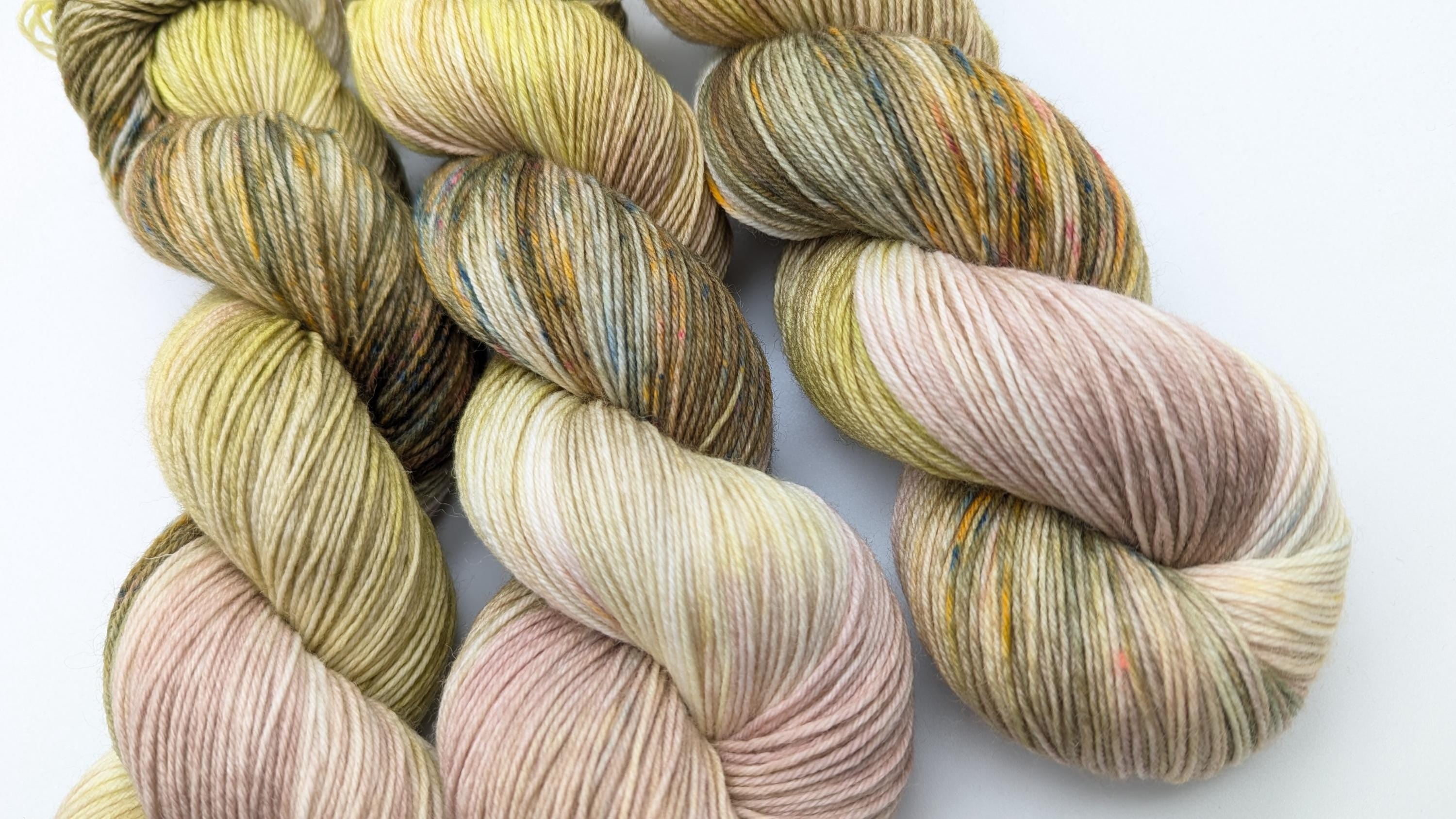 Handgefärbte Sockenwolle 4 fach SockYarn 100g/420m LL Merino extrafine  "Toskana" natur rose oliv