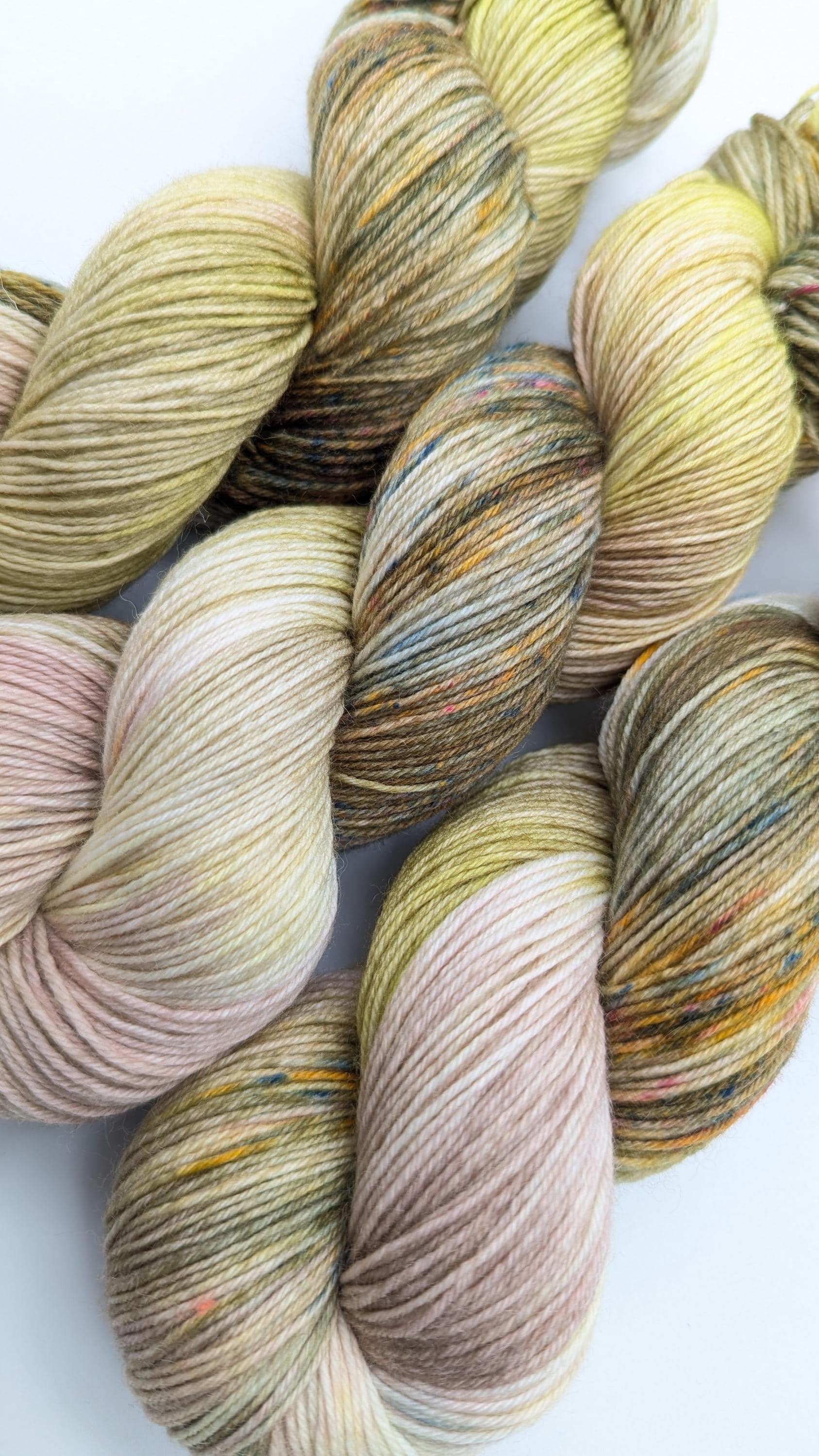 Handgefärbte Sockenwolle 4 fach SockYarn 100g/420m LL Merino extrafine  "Toskana" natur rose oliv