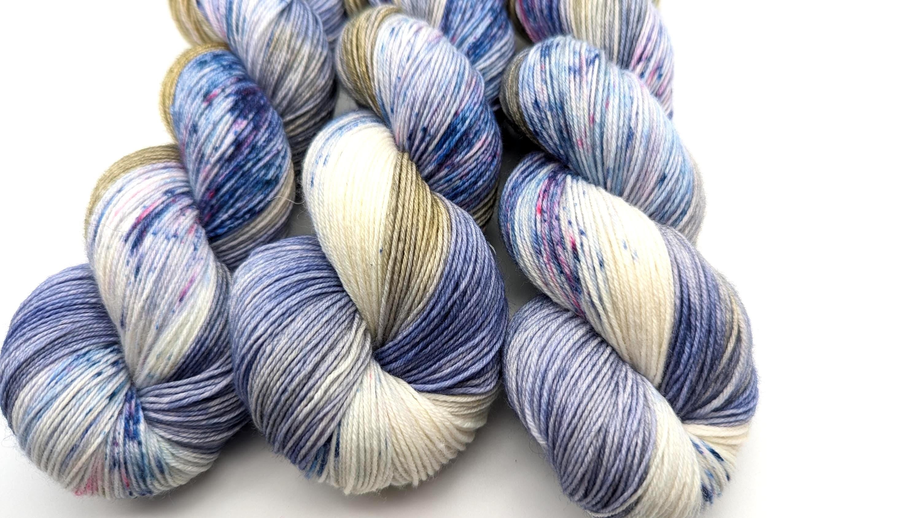 Handgefärbte Sockenwolle 4 fach 100g/420m LL Merino extrafine  "Lavendel & Salbei" blau natur