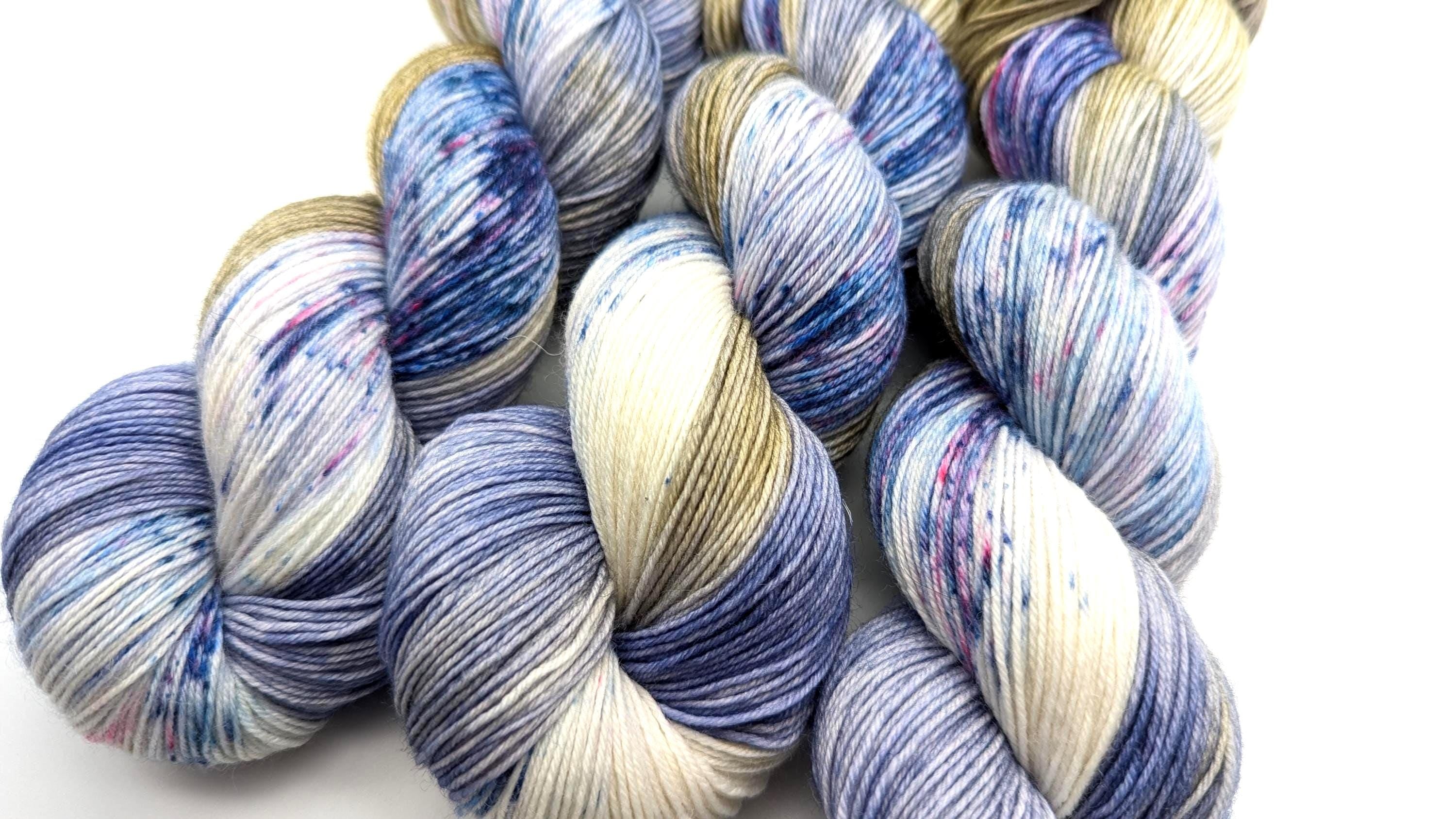 Handgefärbte Sockenwolle 4 fach 100g/420m LL Merino extrafine  "Lavendel & Salbei" blau natur