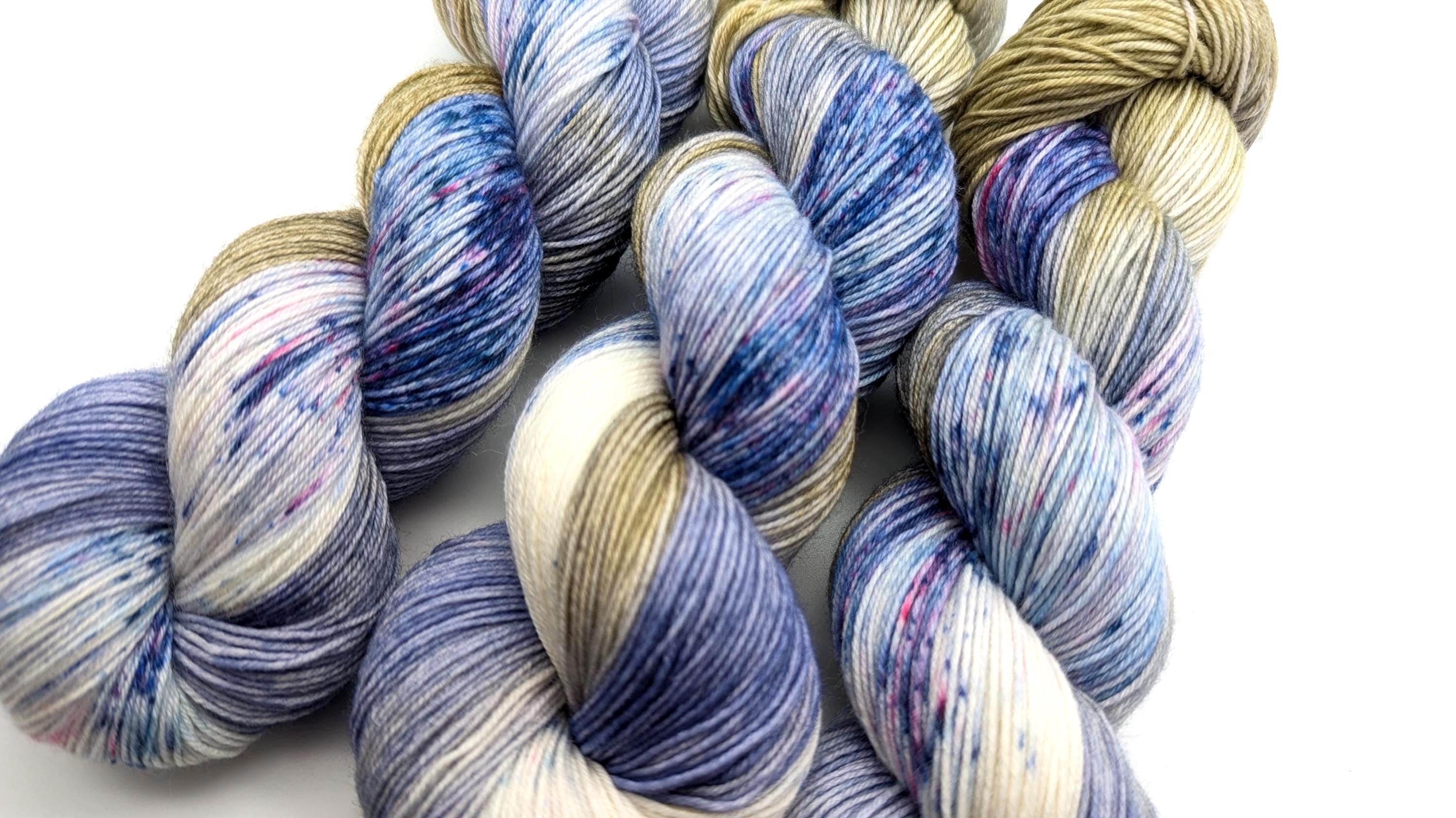 Handgefärbte Sockenwolle 4 fach 100g/420m LL Merino extrafine  "Lavendel & Salbei" blau natur