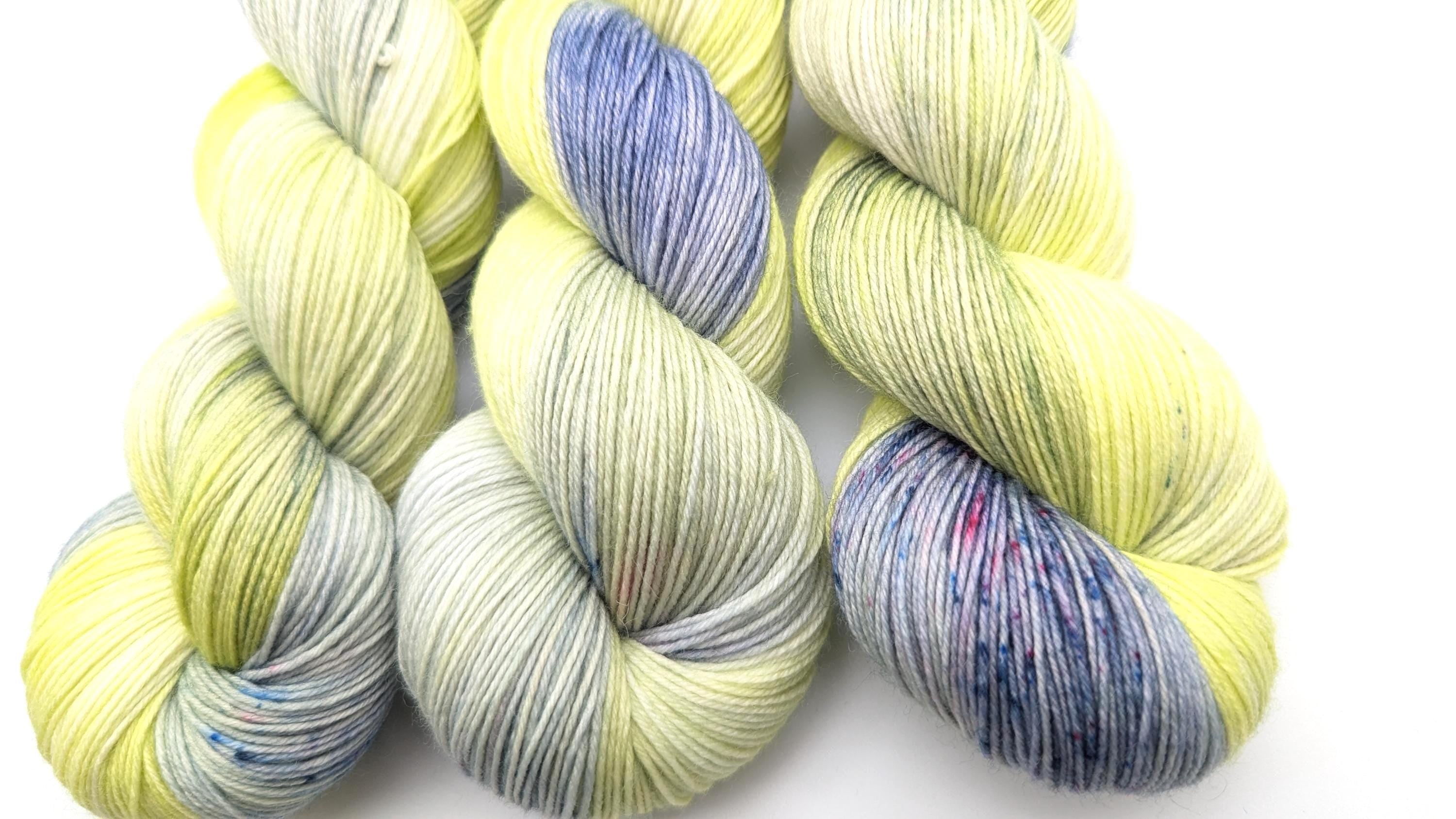 Handgefärbte Sockenwolle 4-fach LL 100g/420m Merino extrafine  "fein & zart"  gelb blau mulesingfrei