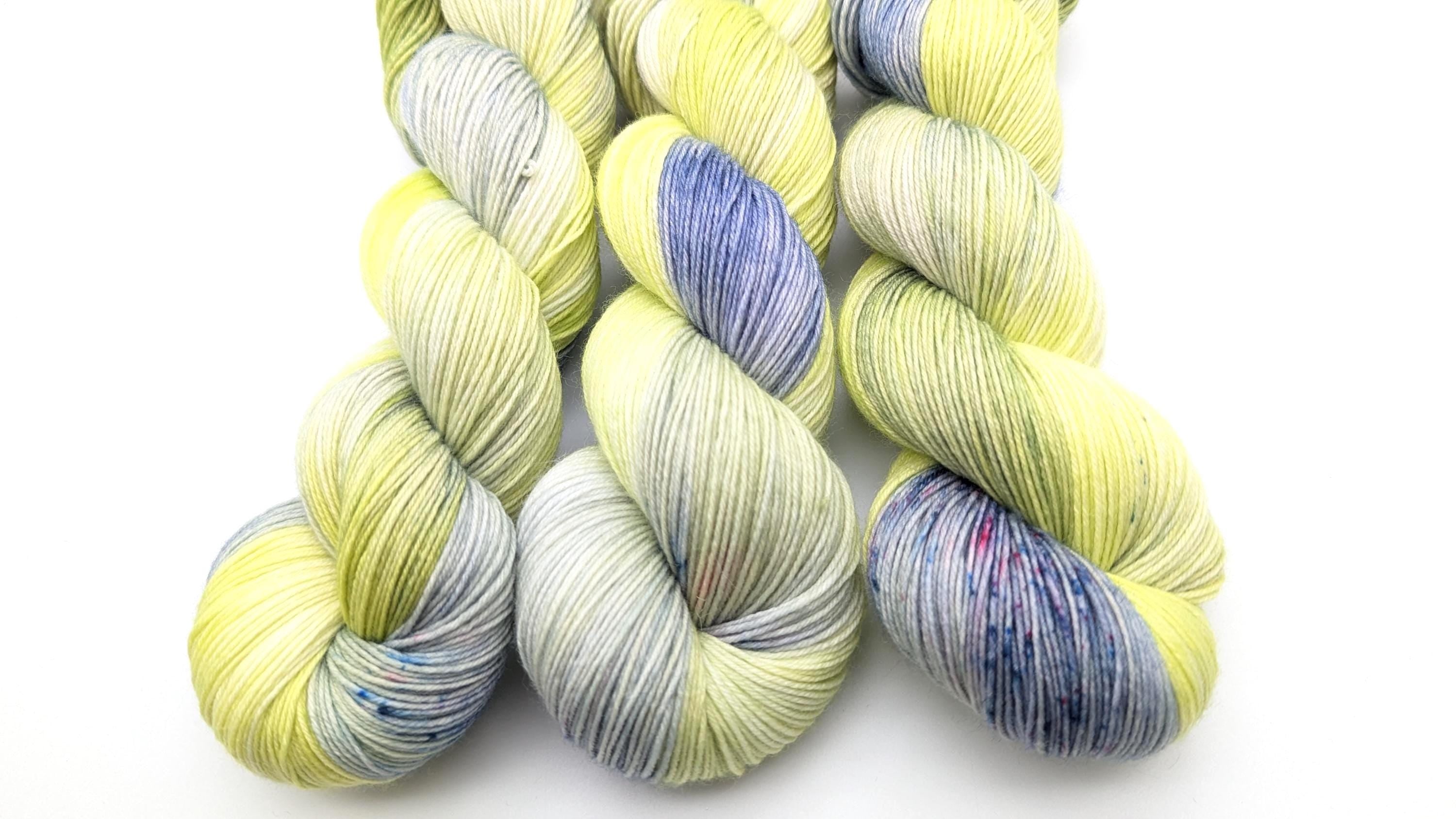 Handgefärbte Sockenwolle 4-fach LL 100g/420m Merino extrafine  "fein & zart"  gelb blau mulesingfrei