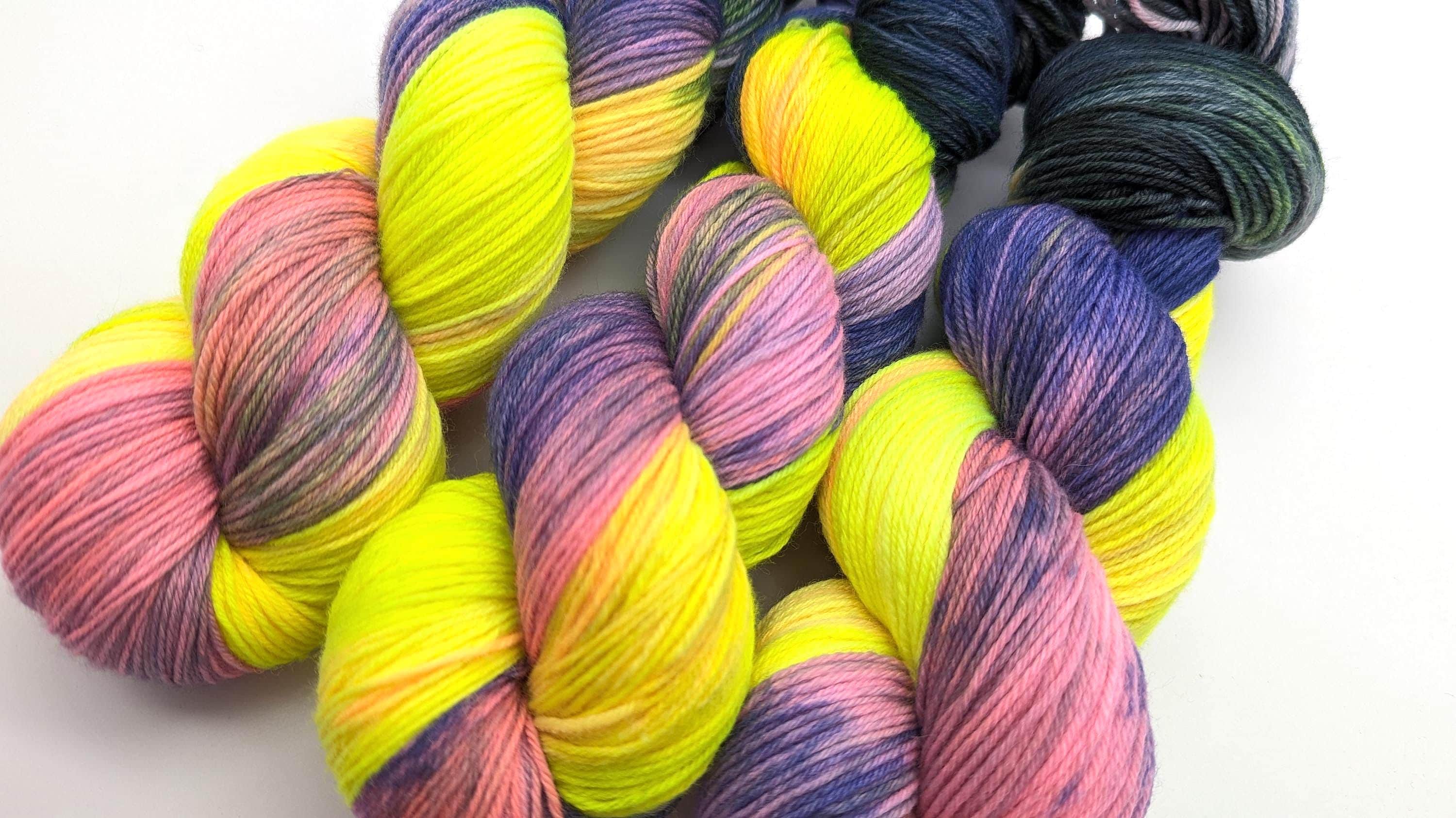 Handgefärbte Sockenwolle 4 fach High Twist 100g/400m Merino extrafine  "Happy Halloween" schwarz pink gelb