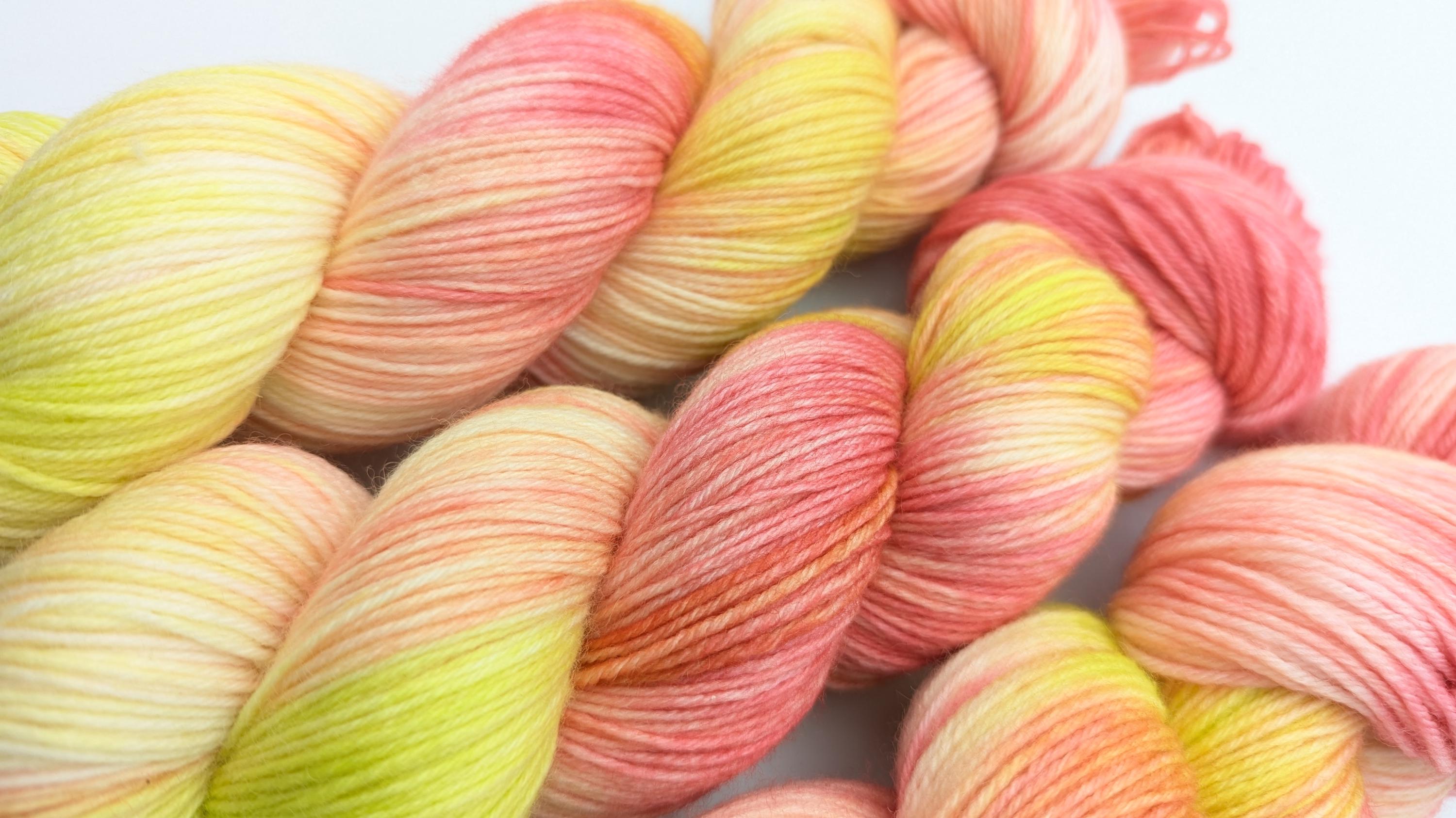 Handgefärbte Sockenwolle 4-fach 100g/420m LL Merino extrafine "Fruchtsorbet" rosa gelb hellgrün