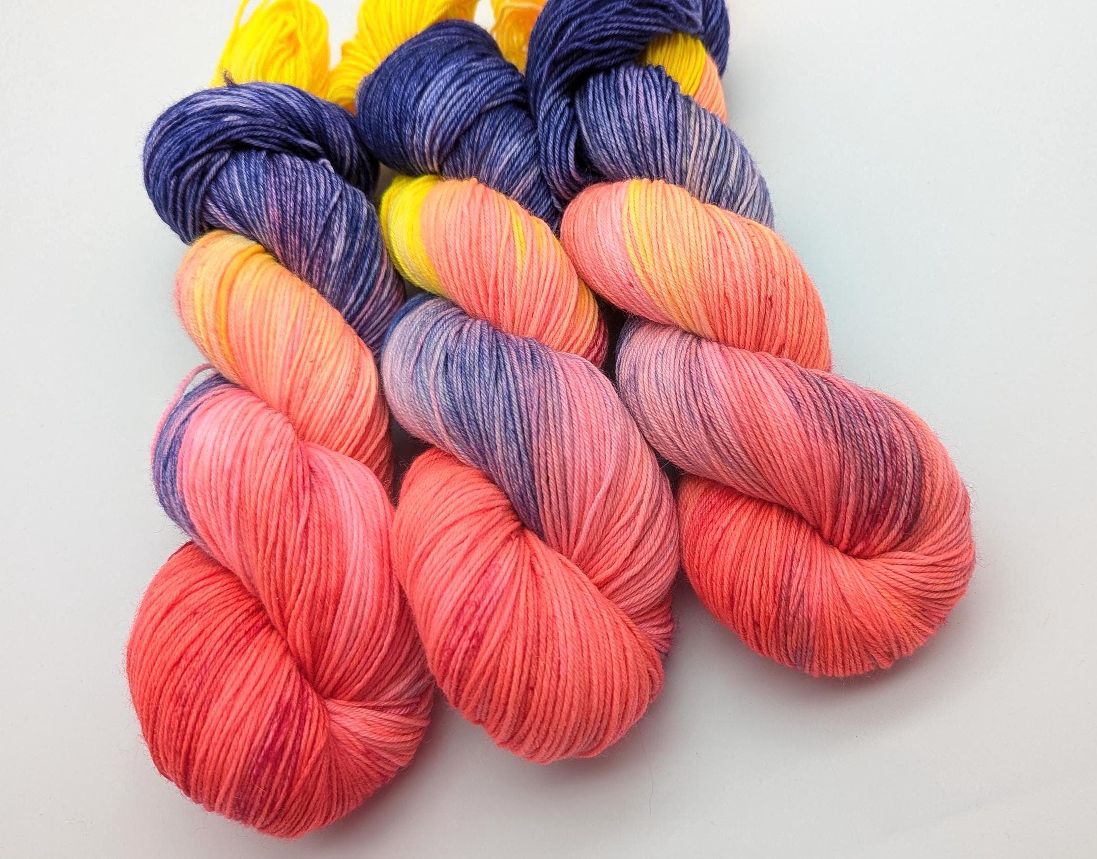 Handgefärbte Sockenwolle 4 fach 100g/420m LL Merino extrafine  "Colour Explosion" pink lila gelb