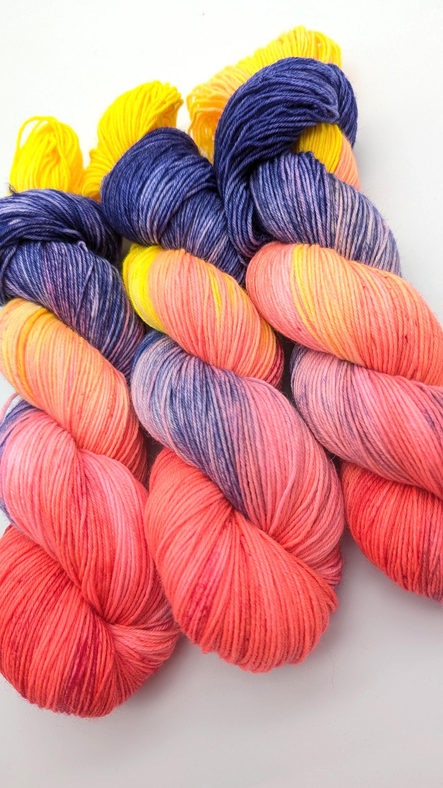 Handgefärbte Sockenwolle 4 fach 100g/420m LL Merino extrafine  "Colour Explosion" pink lila gelb