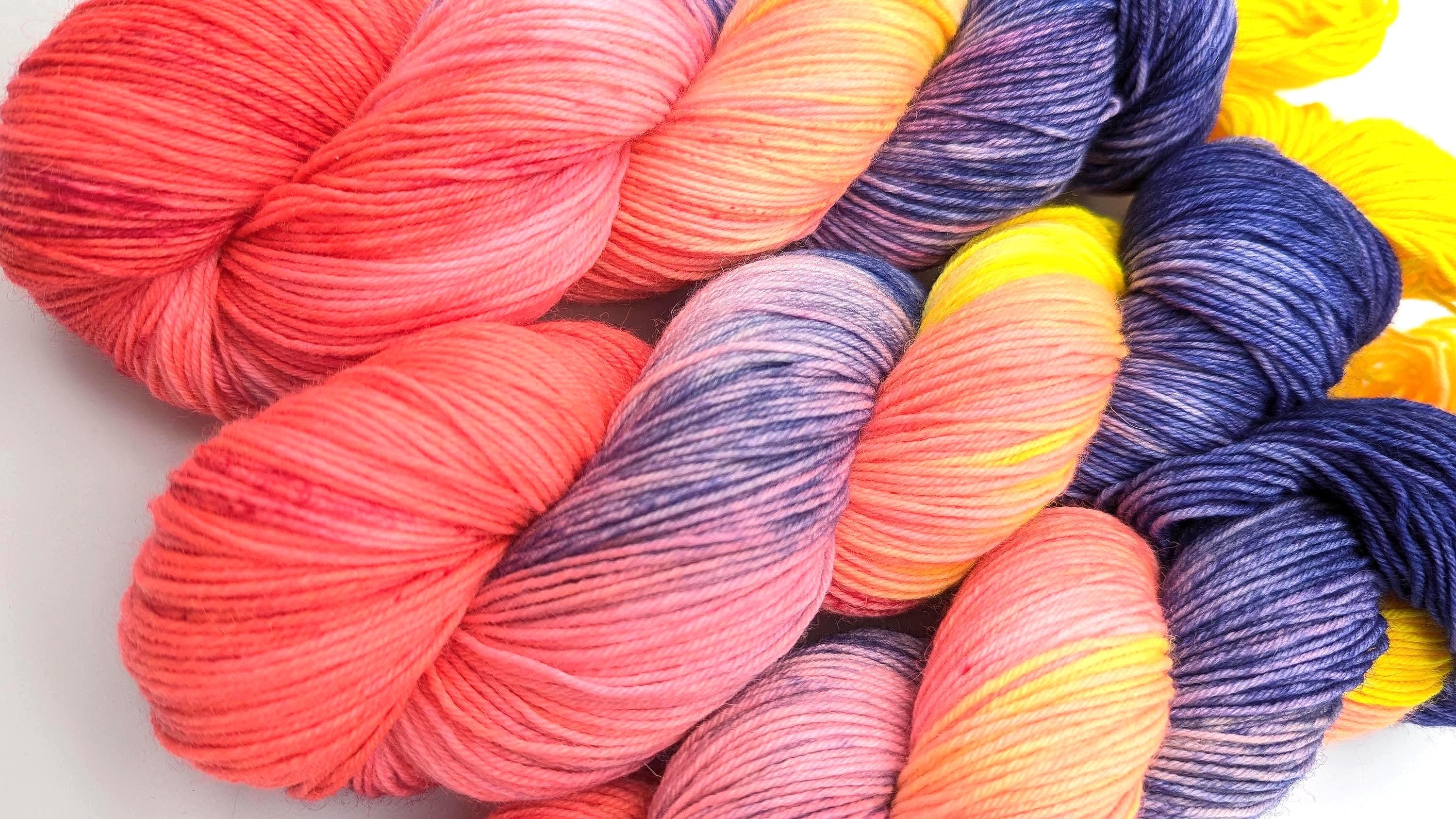 Handgefärbte Sockenwolle 4 fach 100g/420m LL Merino extrafine  "Colour Explosion" pink lila gelb