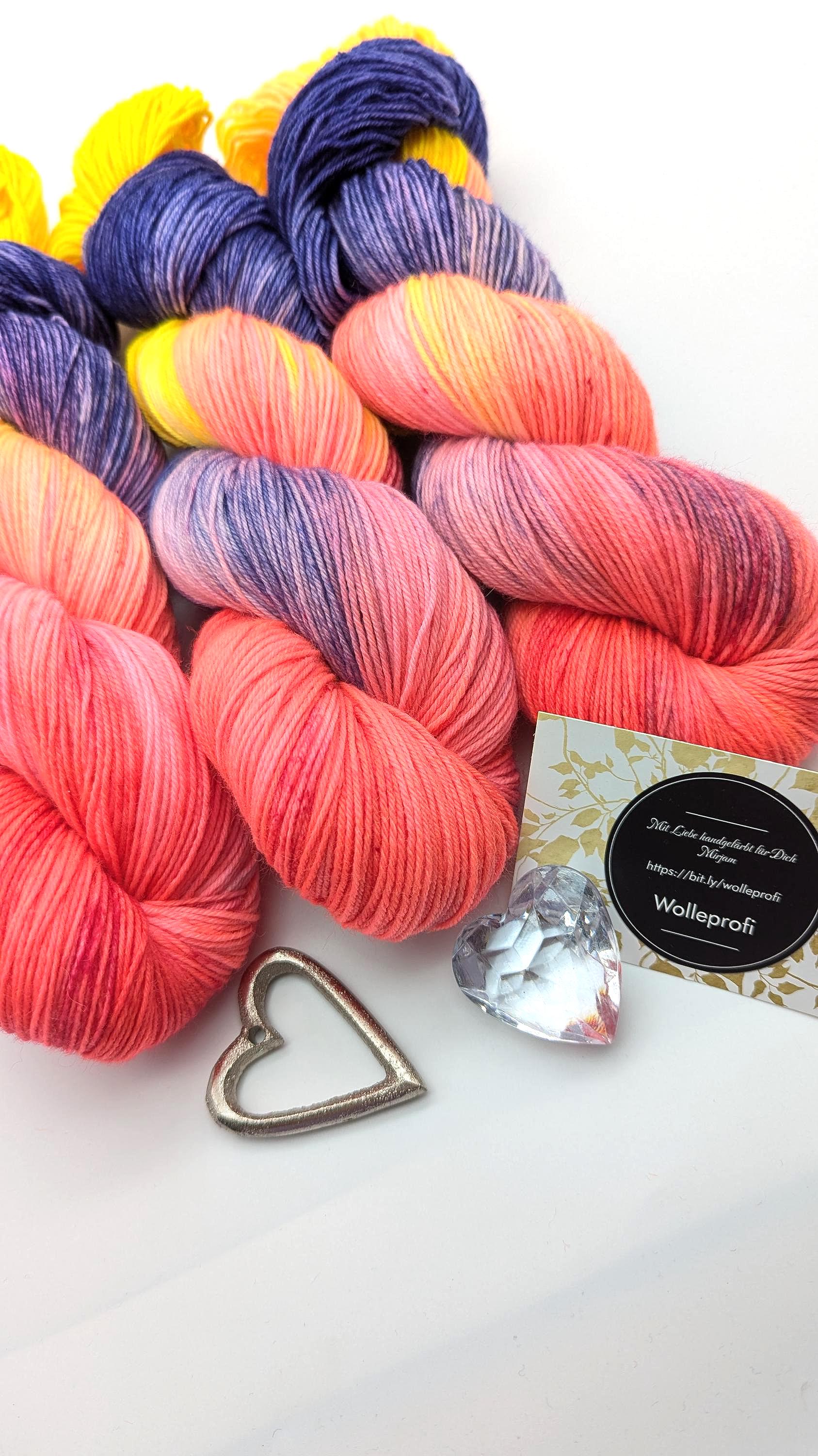 Handgefärbte Sockenwolle 4-fach High Twist 100g/400m LL Merino extrafine  "Colour Explosion" gelb blau pink handdyed