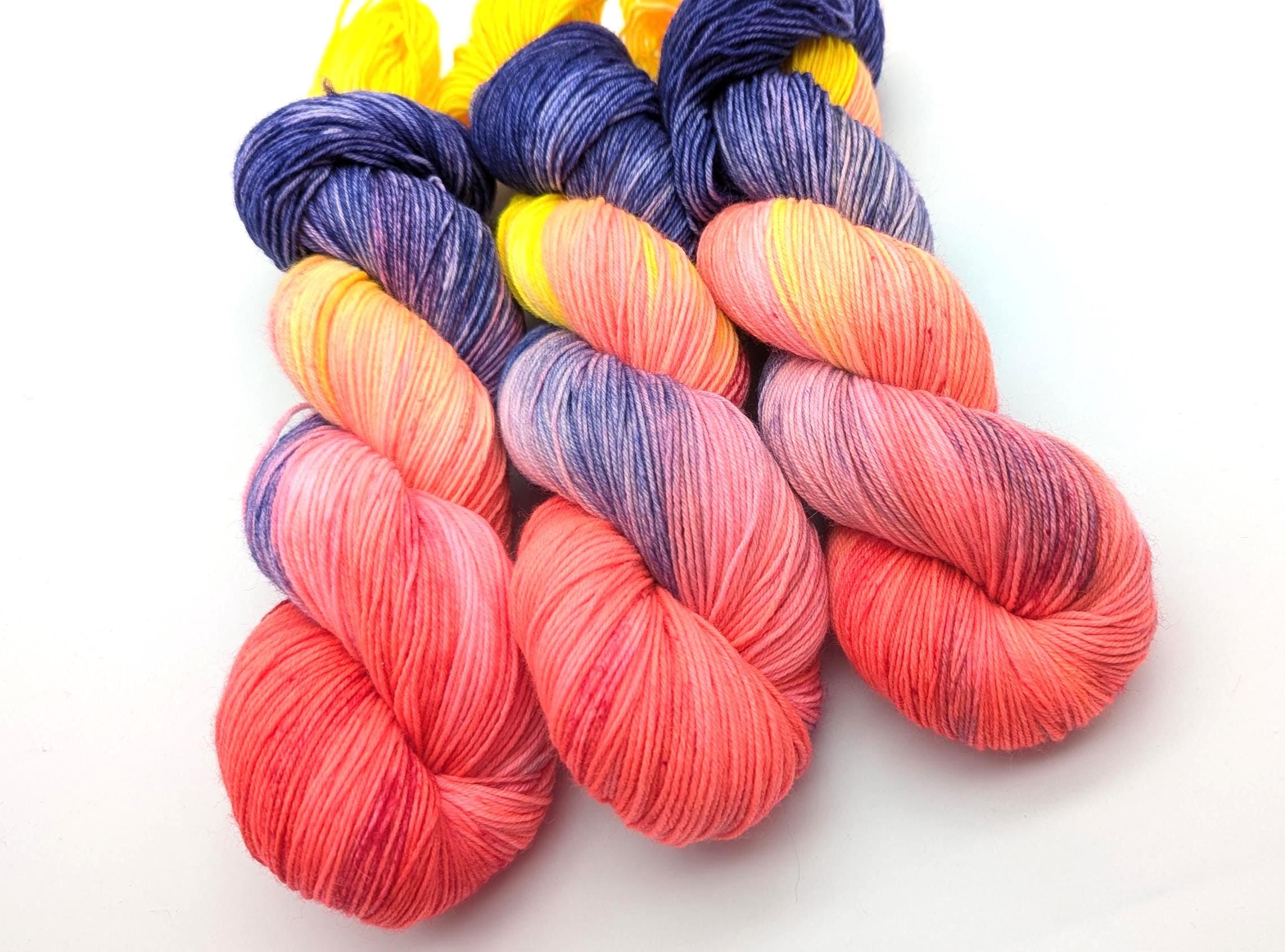 Handgefärbte Sockenwolle 4-fach High Twist 100g/400m LL Merino extrafine  "Colour Explosion" gelb blau pink handdyed