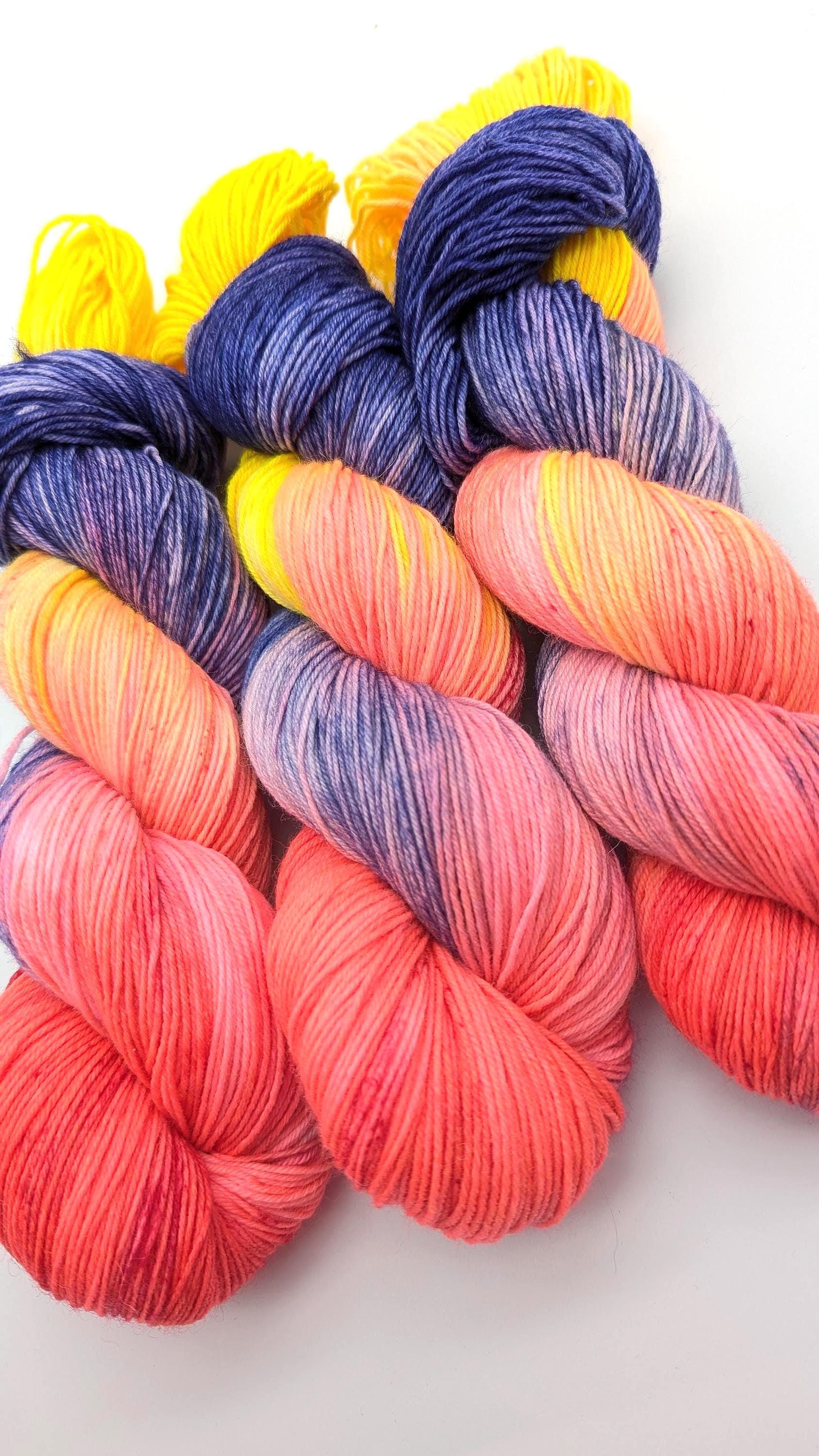 Handgefärbte Sockenwolle 4-fach High Twist 100g/400m LL Merino extrafine  "Colour Explosion" gelb blau pink handdyed