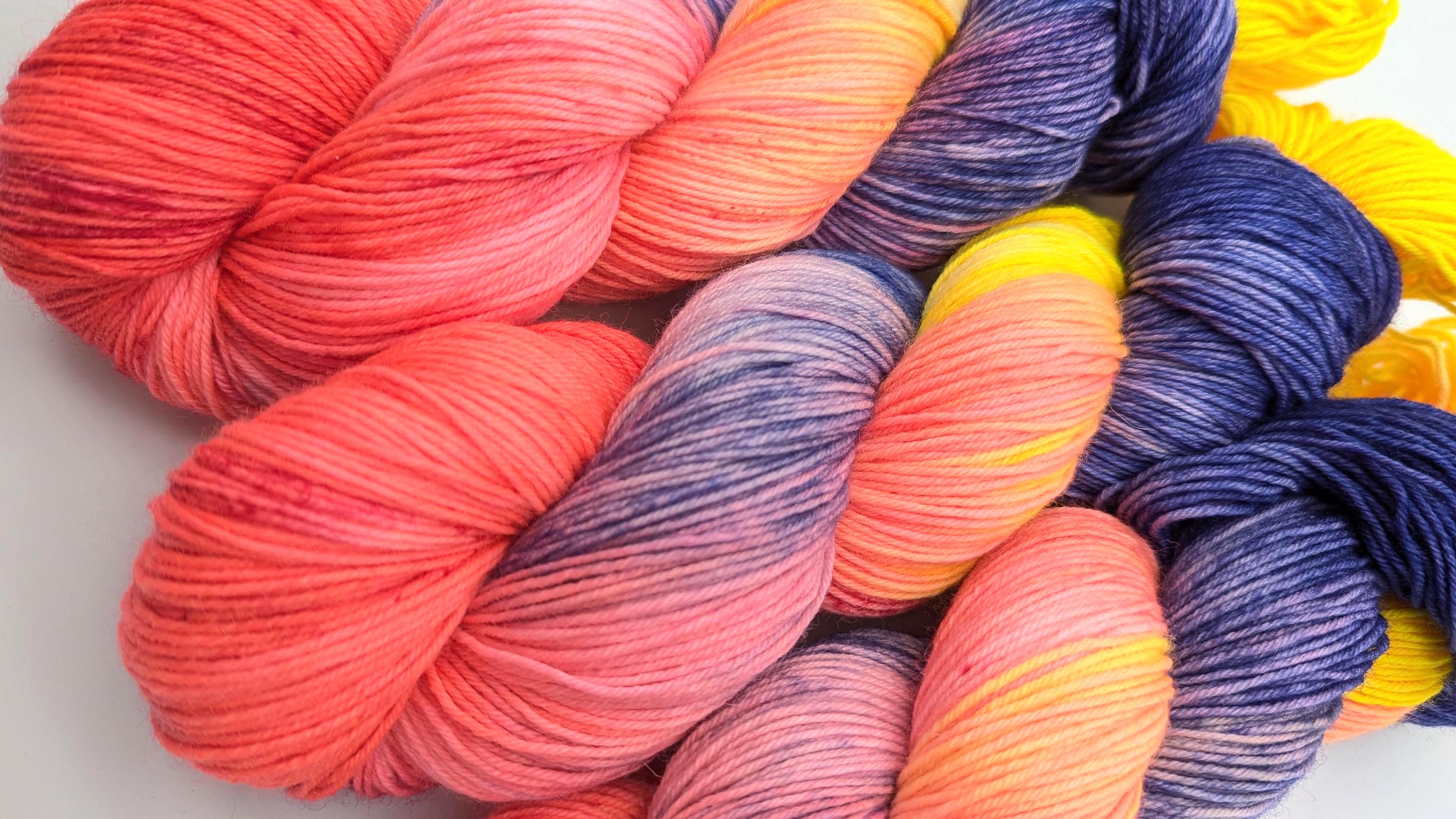 Handgefärbte Sockenwolle 4-fach High Twist 100g/400m LL Merino extrafine  "Colour Explosion" gelb blau pink handdyed