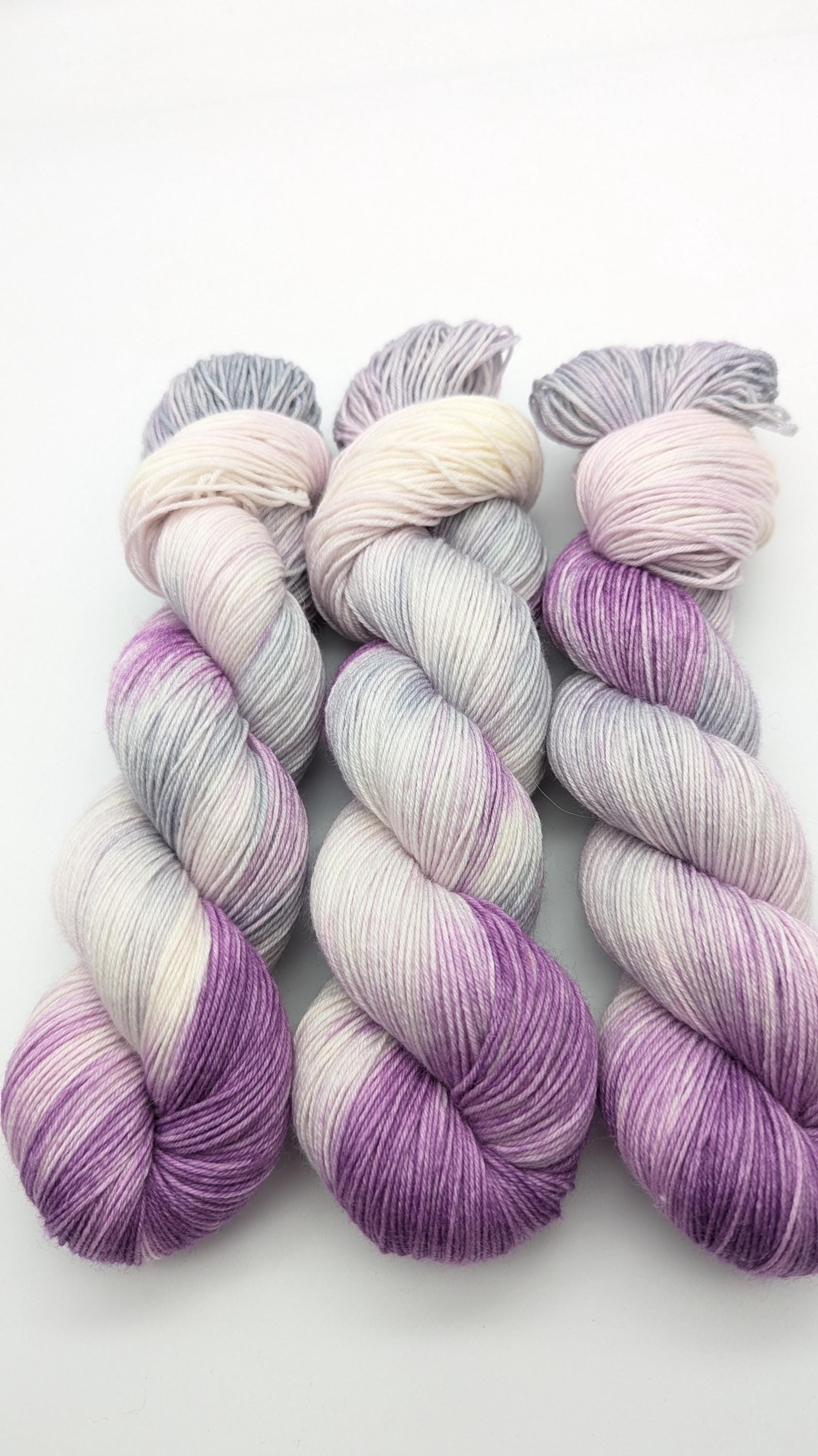 Handgefärbte Sockenwolle 4 fach 100g/420m LL Merino extrafine "Fliedertraum" lila silber weiß