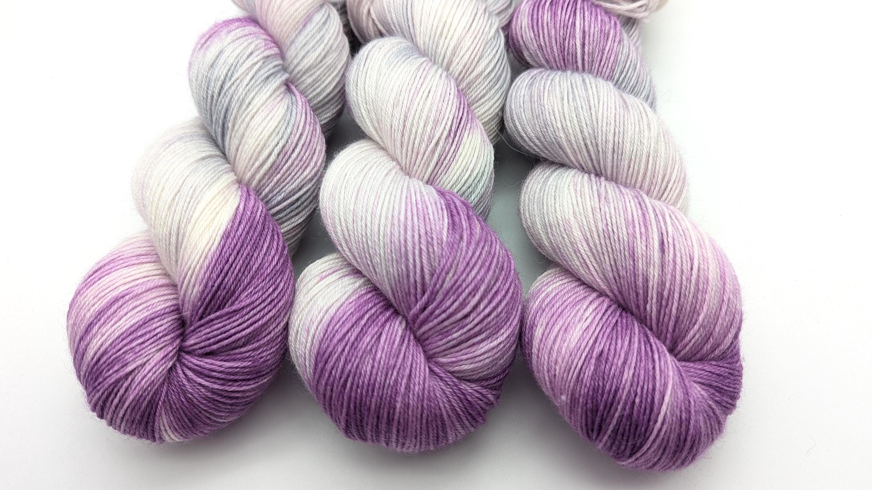 Handgefärbte Sockenwolle 4 fach 100g/420m LL Merino extrafine "Fliedertraum" lila silber weiß