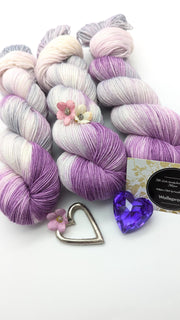 Handgefärbte Sockenwolle 4 fach 100g/420m LL Merino extrafine "Fliedertraum" lila silber weiß