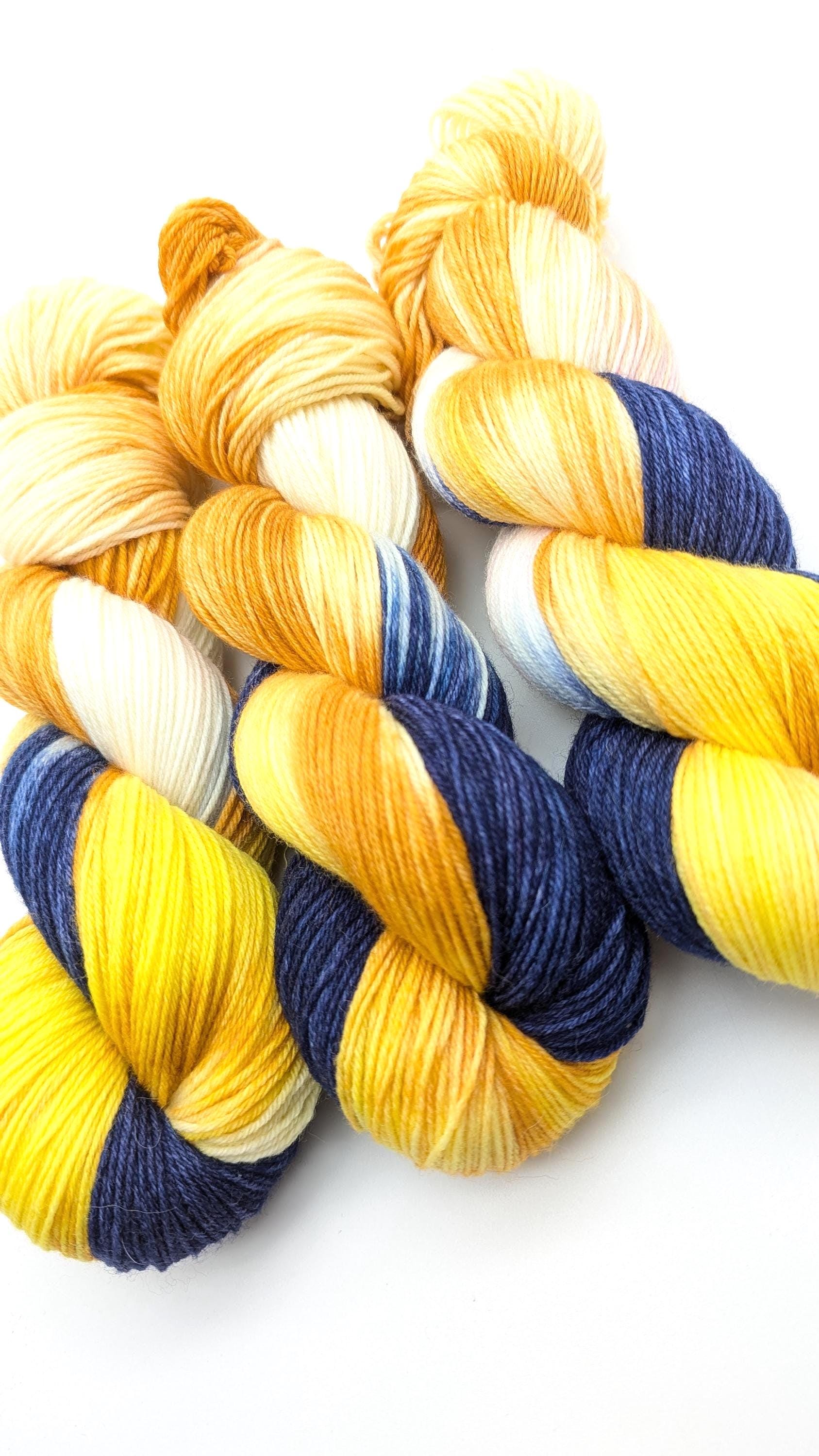 Handgefärbte Sockenwolle 4 fach High Twist 100g/400m Merino extrafine "Sandy Beach" blau maisgelb
