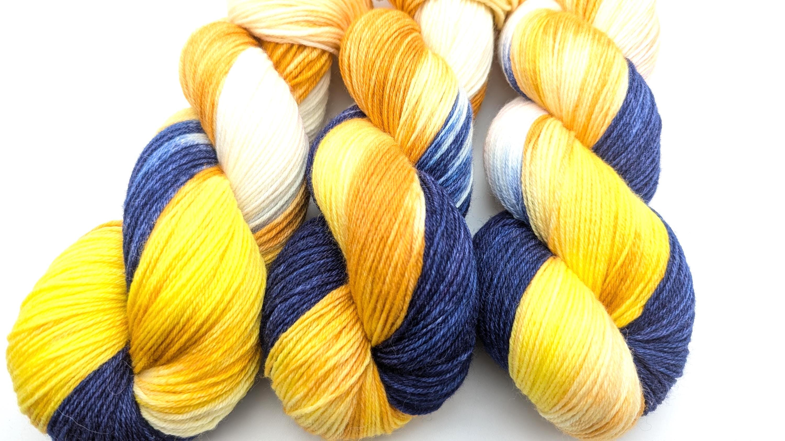 Handgefärbte Sockenwolle 4 fach High Twist 100g/400m Merino extrafine "Sandy Beach" blau maisgelb
