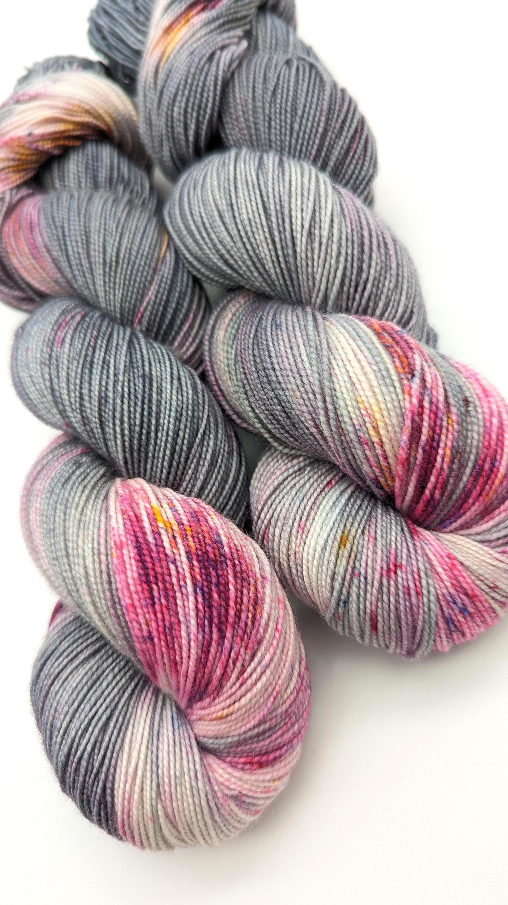 Handgefärbtes Perlgarn Schurwolle Merino extrafine 100g/400m LL  "Steinröschen" anthrazit rosa grau Sprenkel