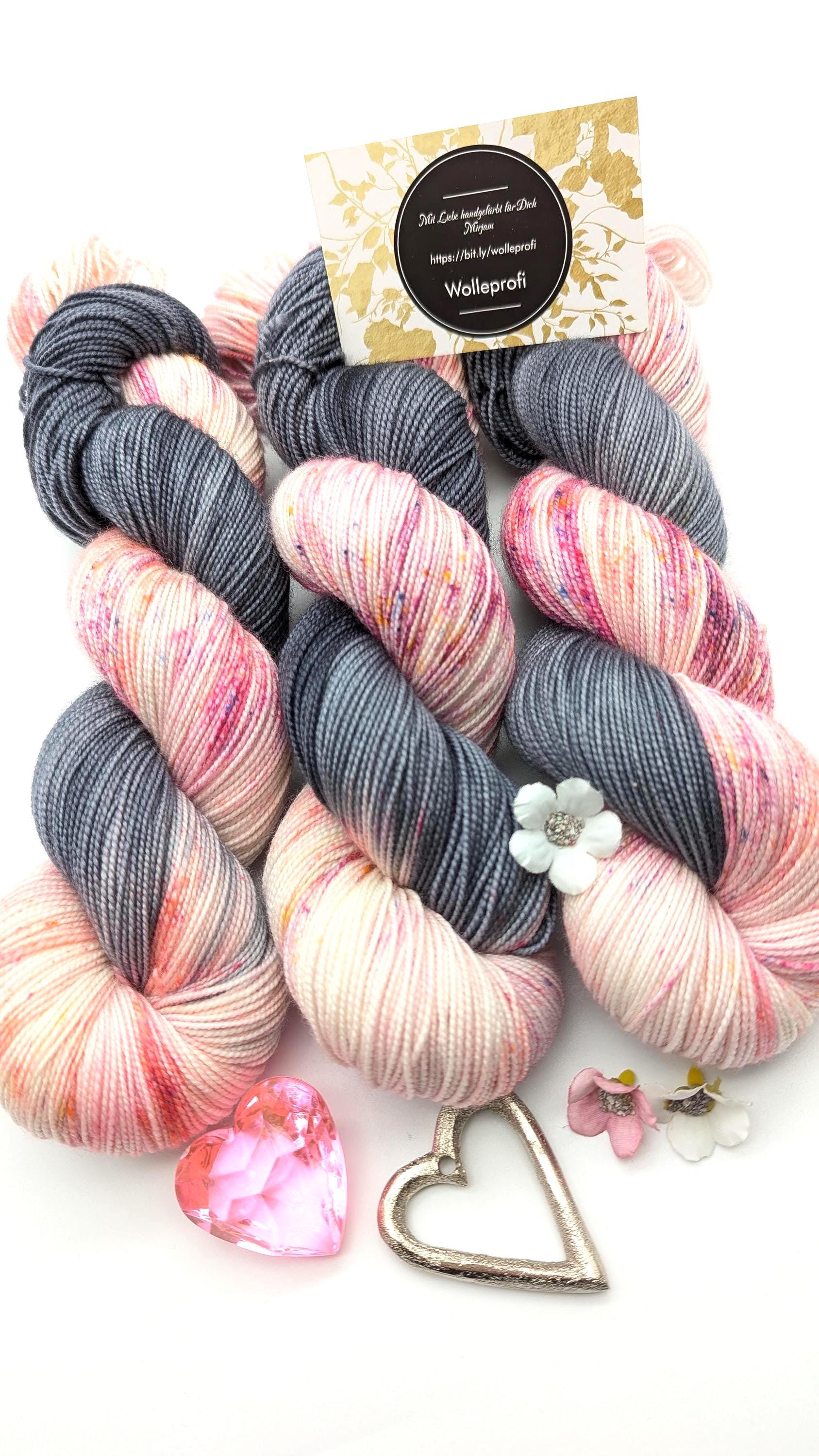 Handgefärbtes Perlgarn Schurwolle Merino extrafine 100g/400m "Felsenröchen" grau rosa Sprenkel superwash