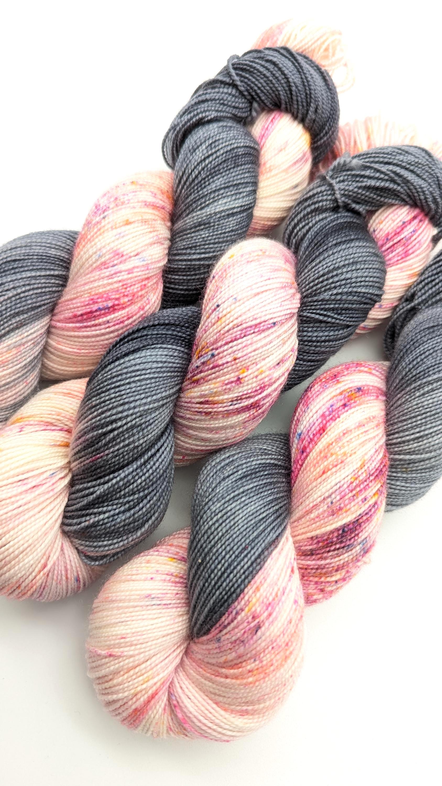 Handgefärbtes Perlgarn Schurwolle Merino extrafine 100g/400m "Felsenröchen" grau rosa Sprenkel superwash