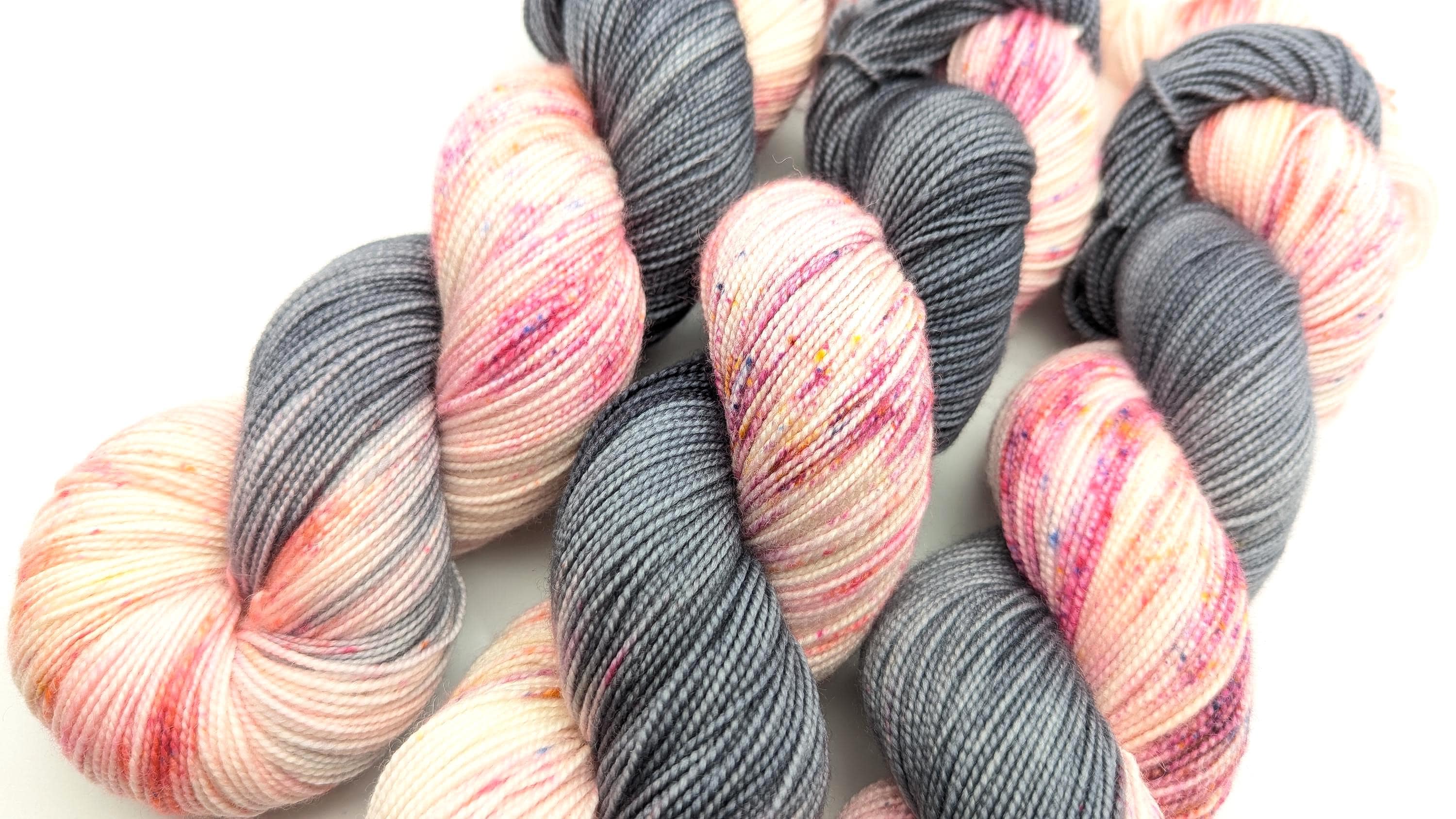 Handgefärbtes Perlgarn Schurwolle Merino extrafine 100g/400m "Felsenröchen" grau rosa Sprenkel superwash