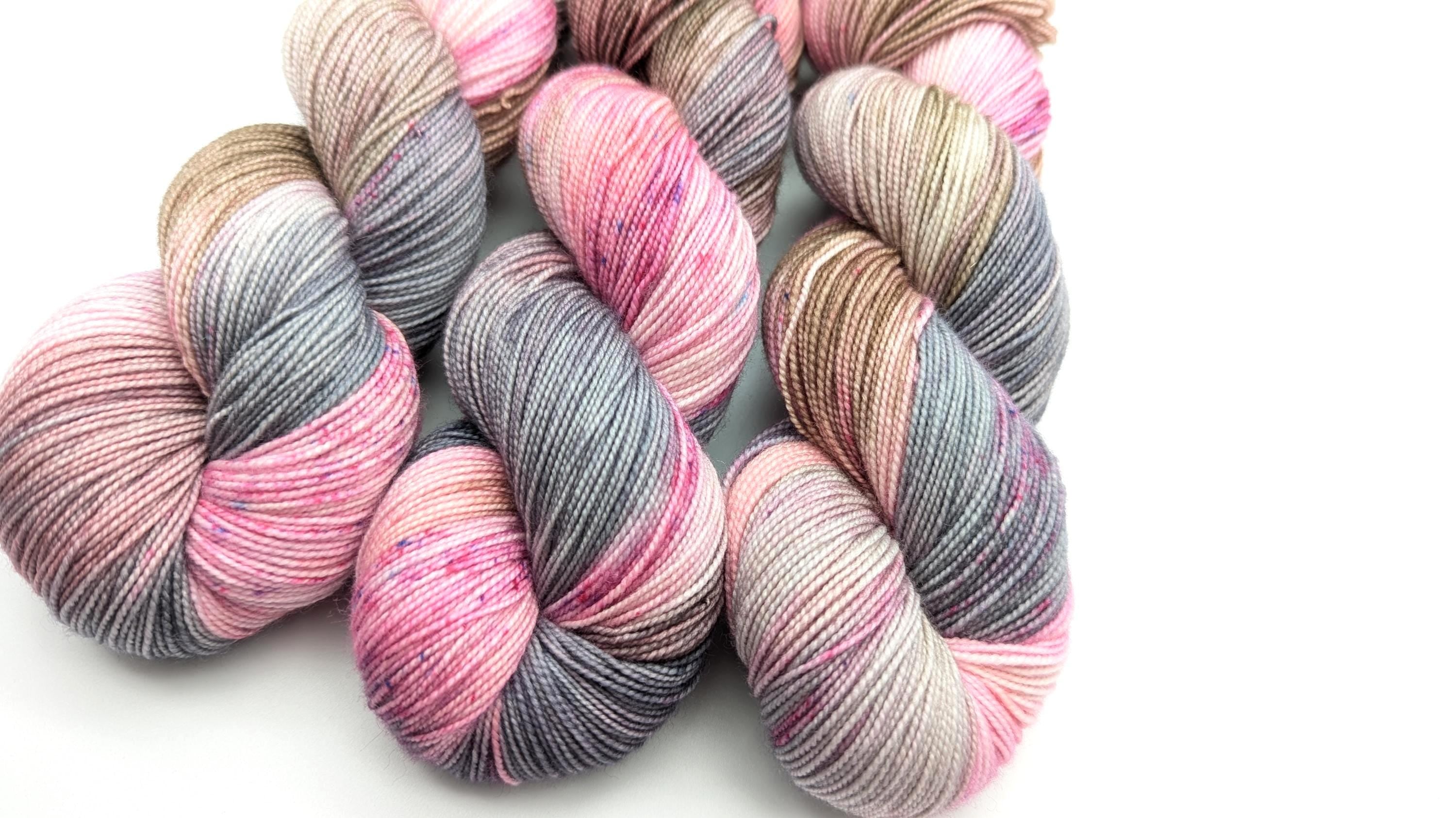 Handgefärbtes Perlgarn Schurwolle Merino extrafine 100g/400m "Bergröschen" rosa grau handdyed