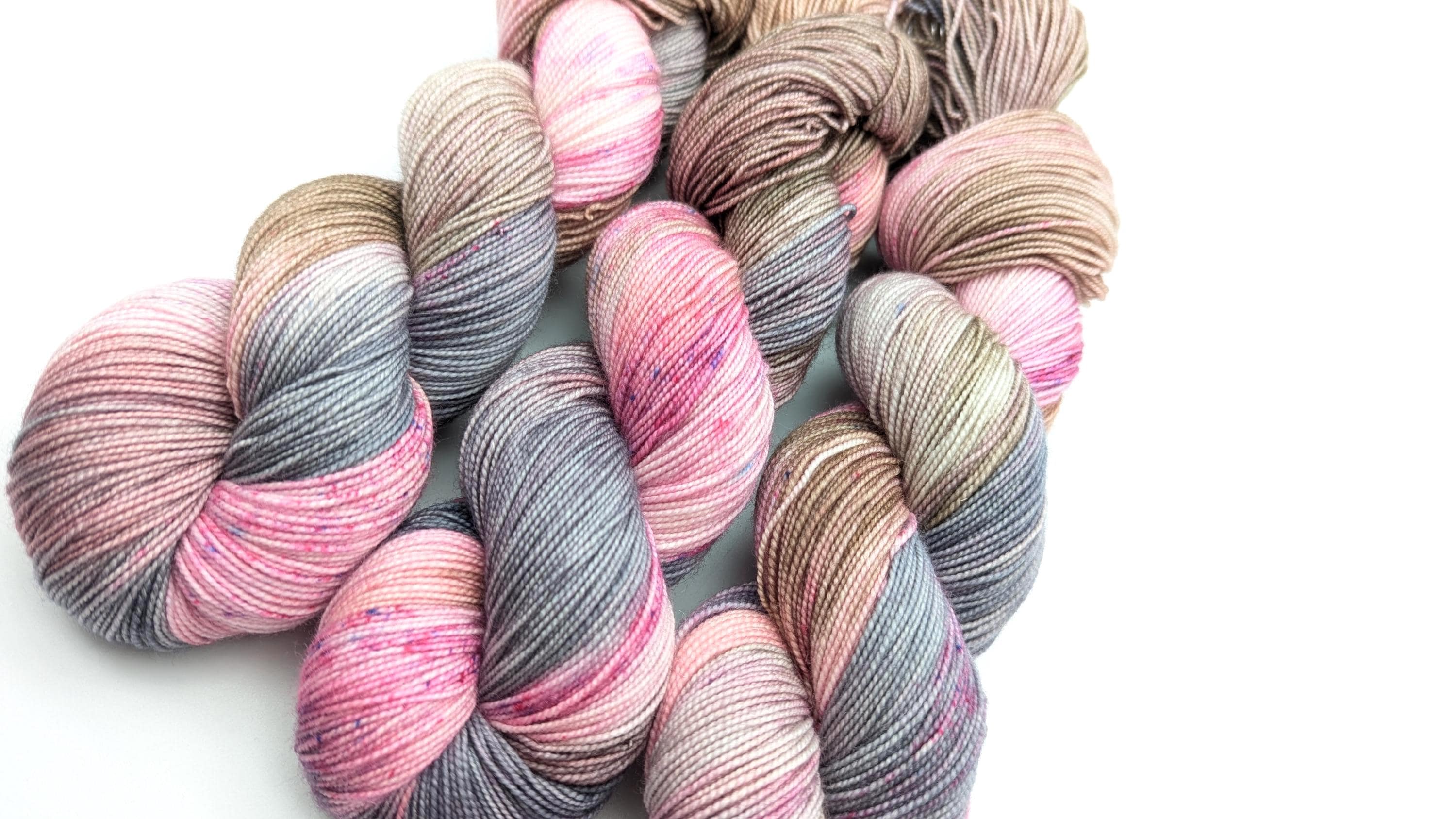 Handgefärbtes Perlgarn Schurwolle Merino extrafine 100g/400m "Bergröschen" rosa grau handdyed