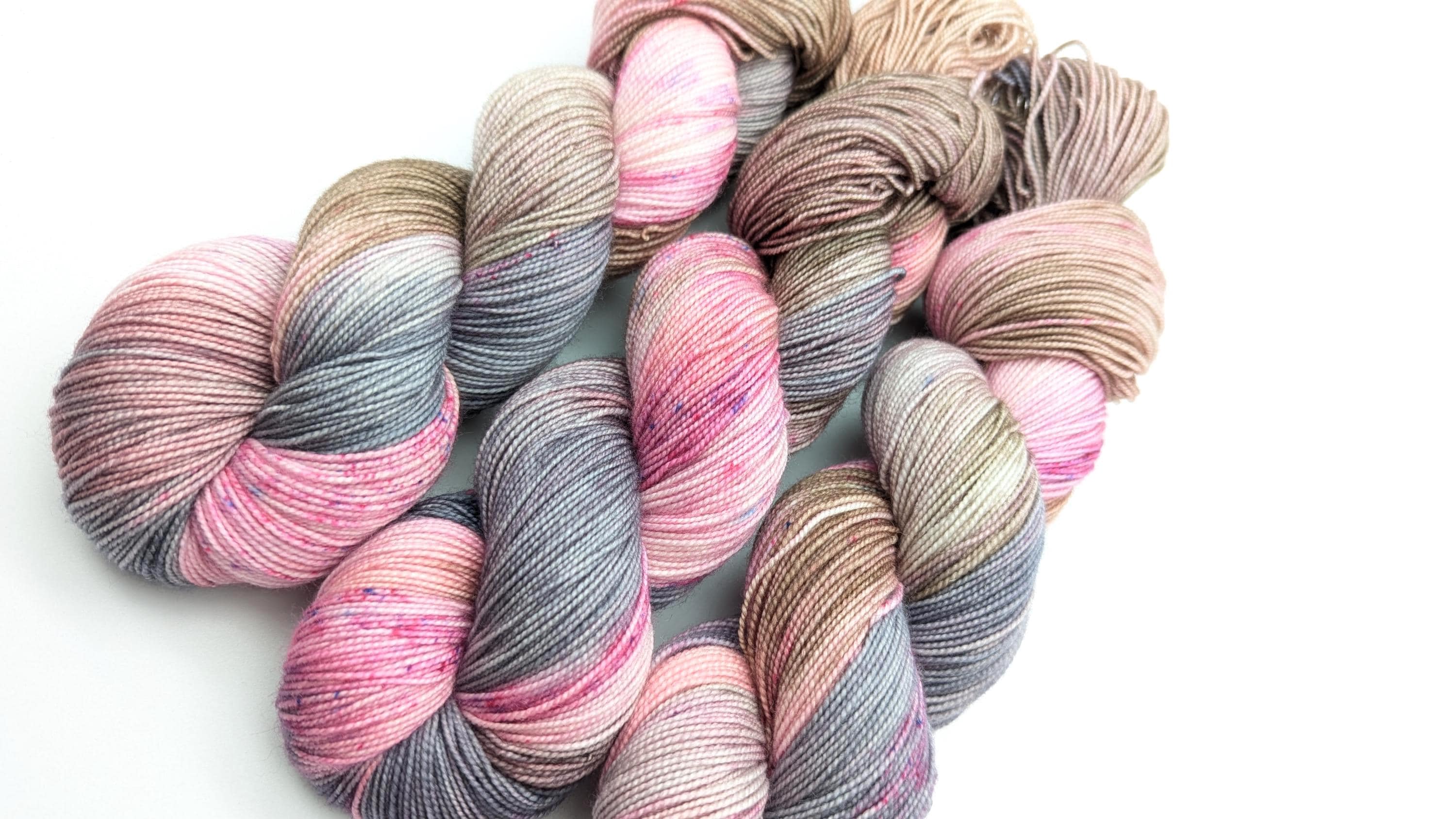 Handgefärbtes Perlgarn Schurwolle Merino extrafine 100g/400m "Bergröschen" rosa grau handdyed